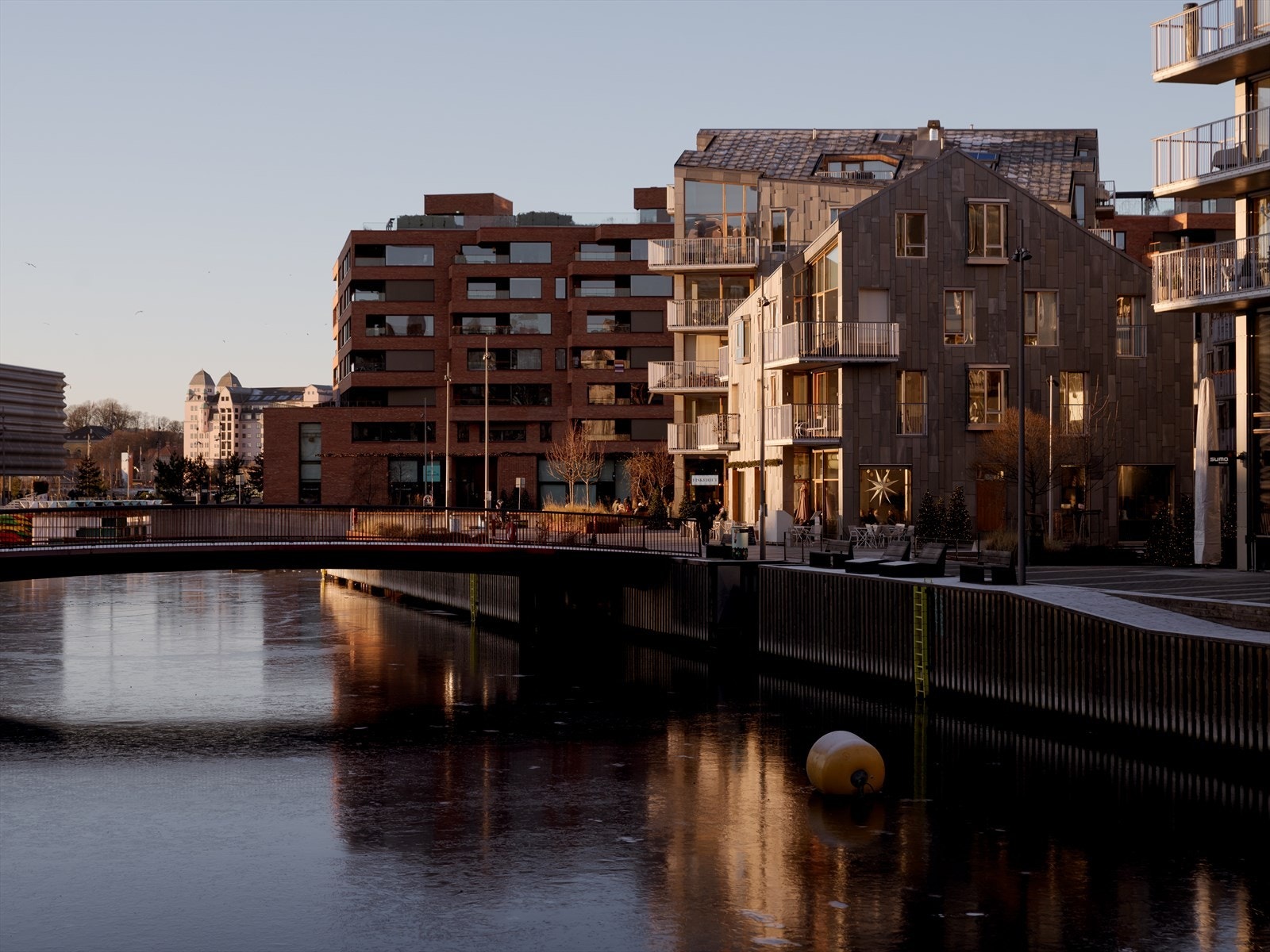 I Bjørvika kombineres fjordnær beliggenhet med urbant byliv. Her kan du nyte vakker arkitektur, hyggelige promenader og et bredt utvalg av serveringssteder - alt innen få minutters gange. Galleribilde