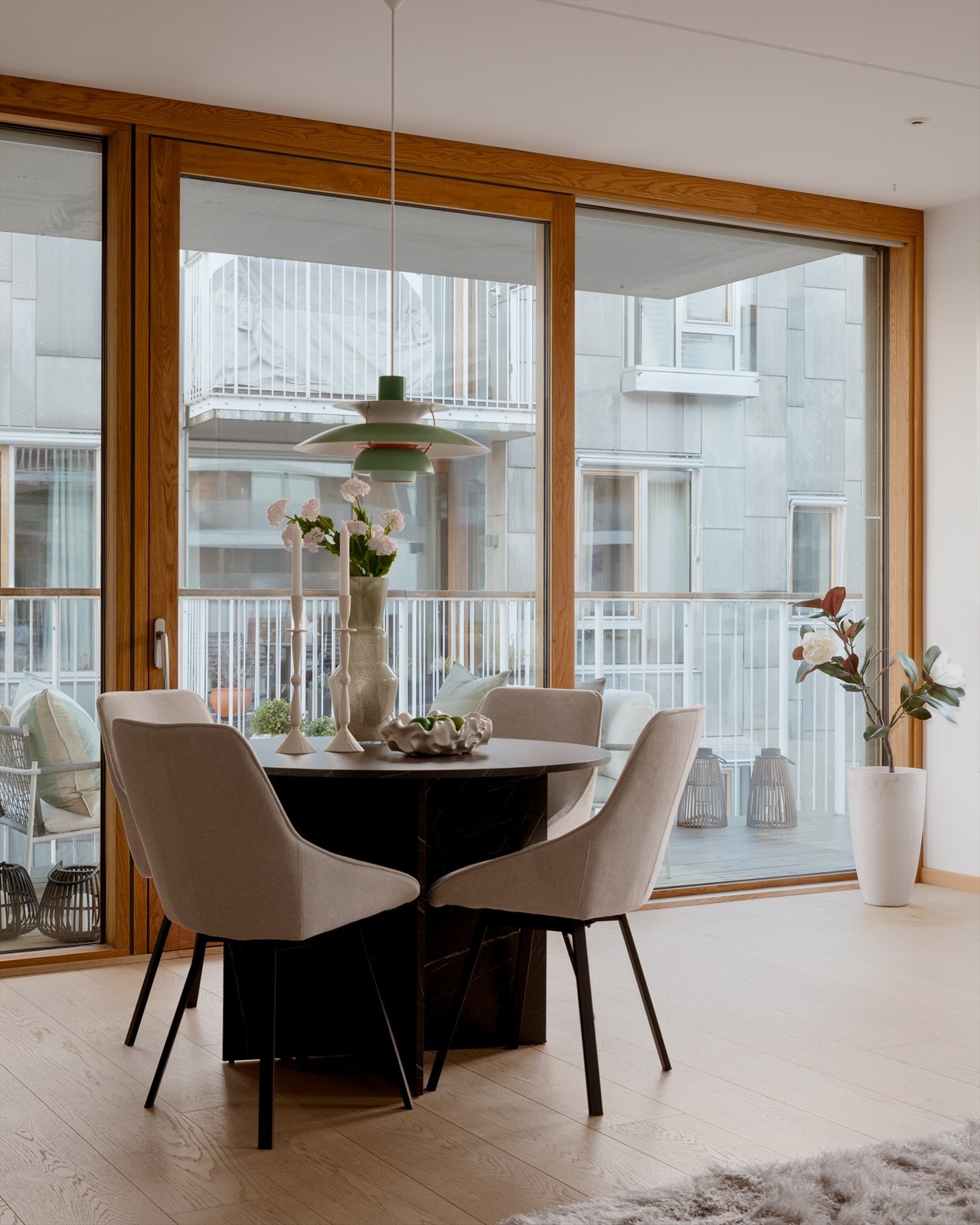 Fra stuen er det utgang til boligens balkong på 12 m². I sommerhalvåret fungerer balkongen som en forlengelse av stuen. Galleribilde