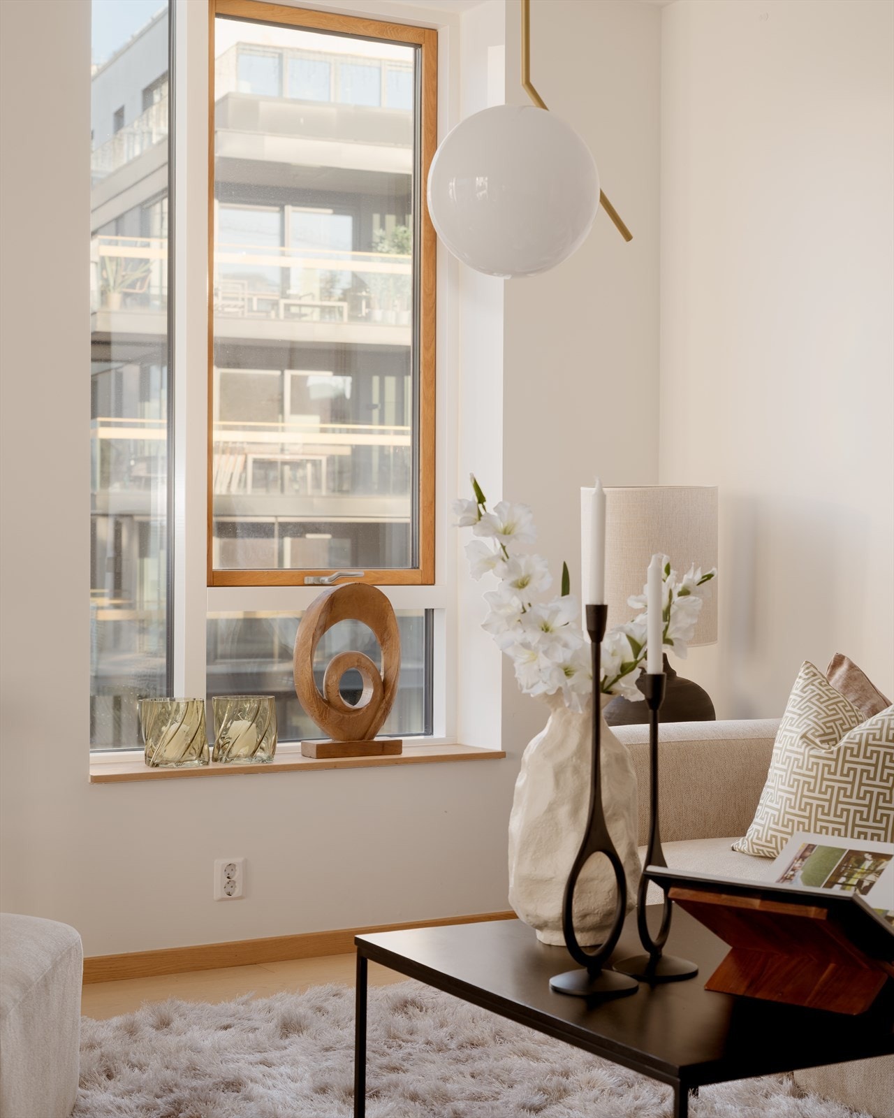 Dype vinduskarmer i heltre eik er gjennomgående i leiligheten og bidrar til et elegant og kvalitetsrikt uttrykk. Galleribilde