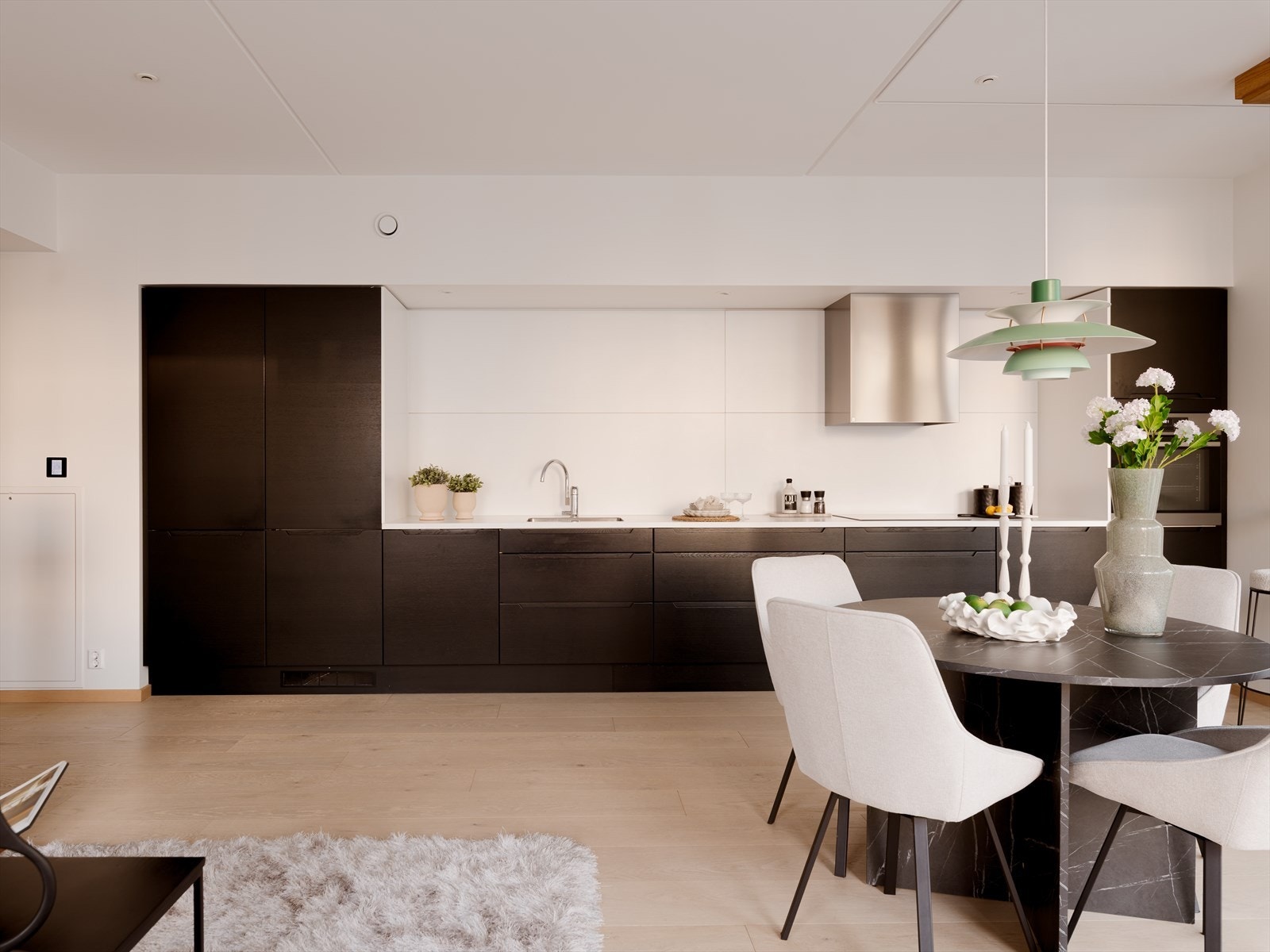 Moderne kjøkken fra HTH med integrerte hvitevarer fra AEG. Galleribilde