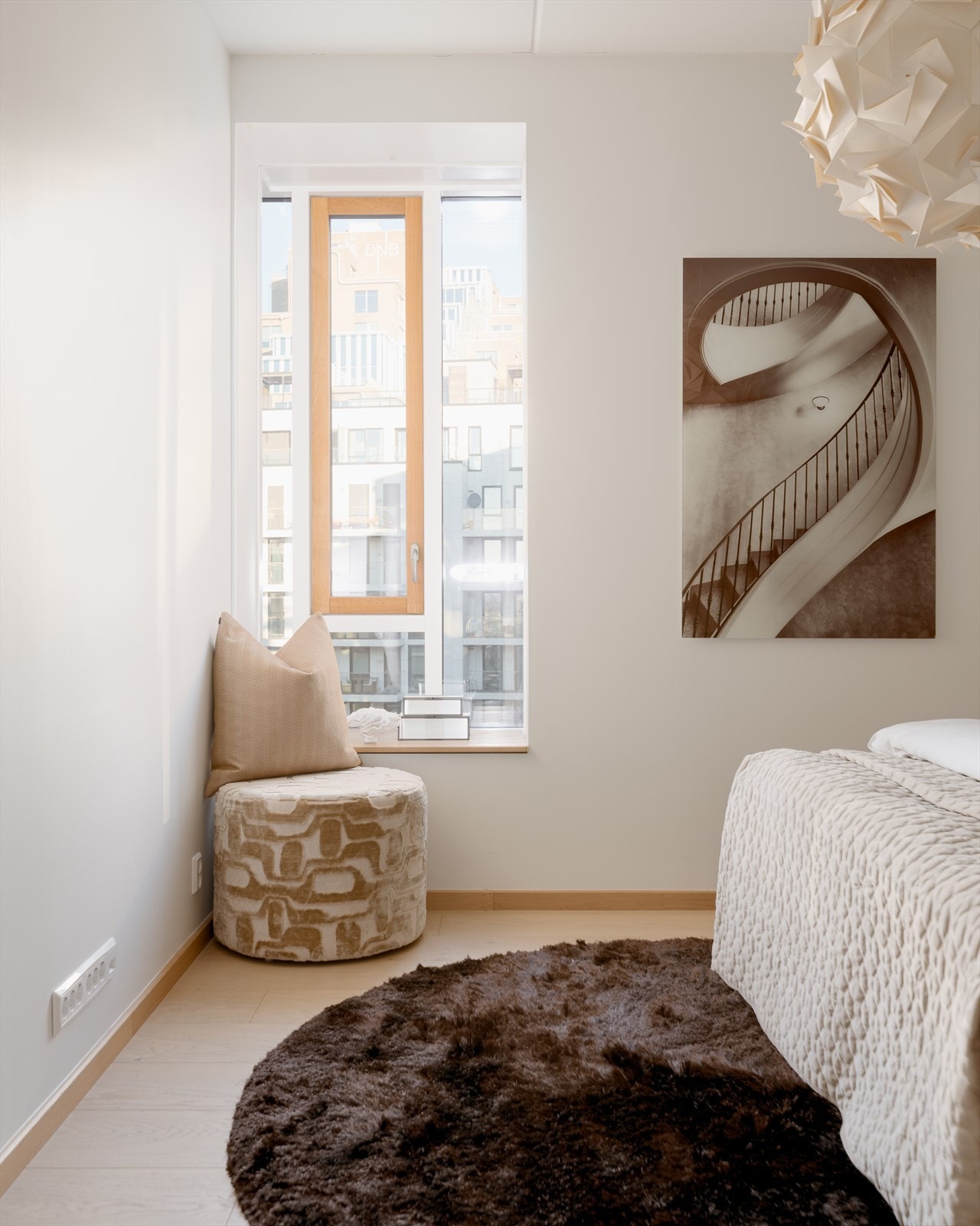 Dyp vinduskarm på hovedsoverommet - perfekt for en liten lese- eller kaffekrok Galleribilde