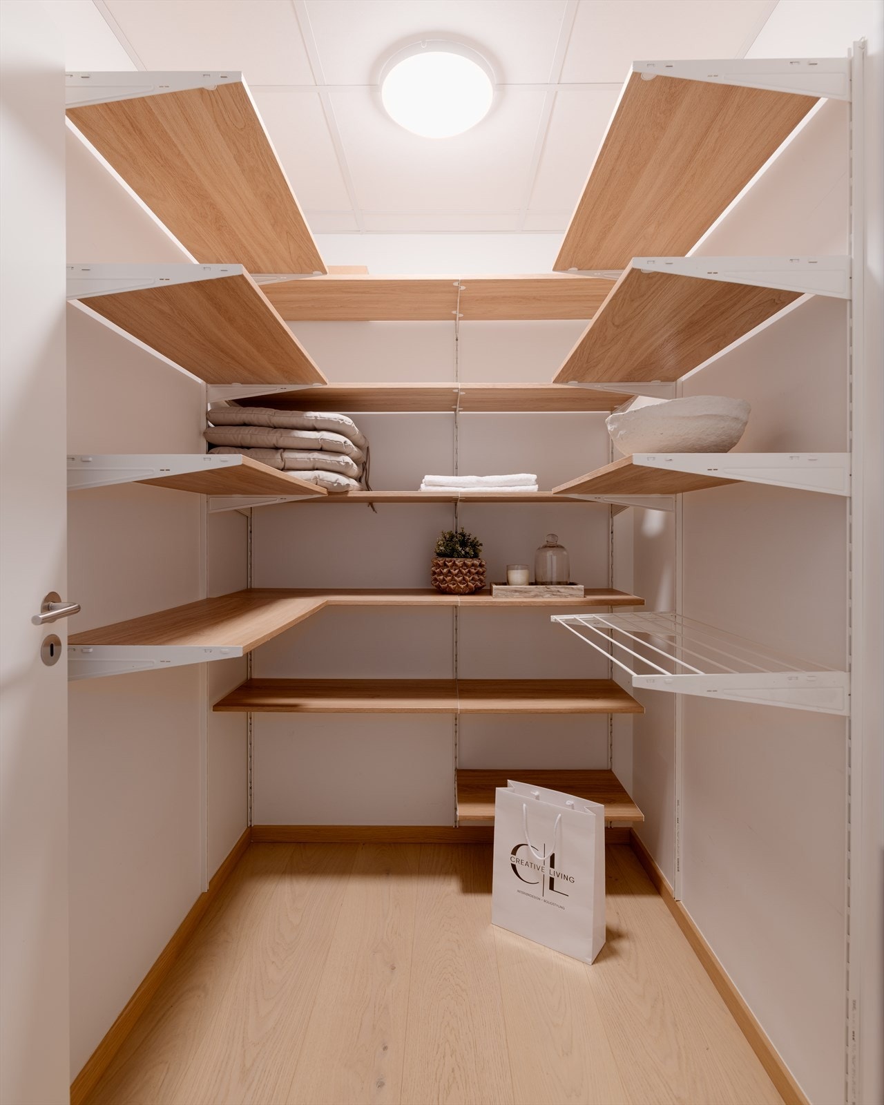 Praktisk bod/walk-in med plassbygde hyller og stikkontakt - perfekt til oppbevaring Galleribilde