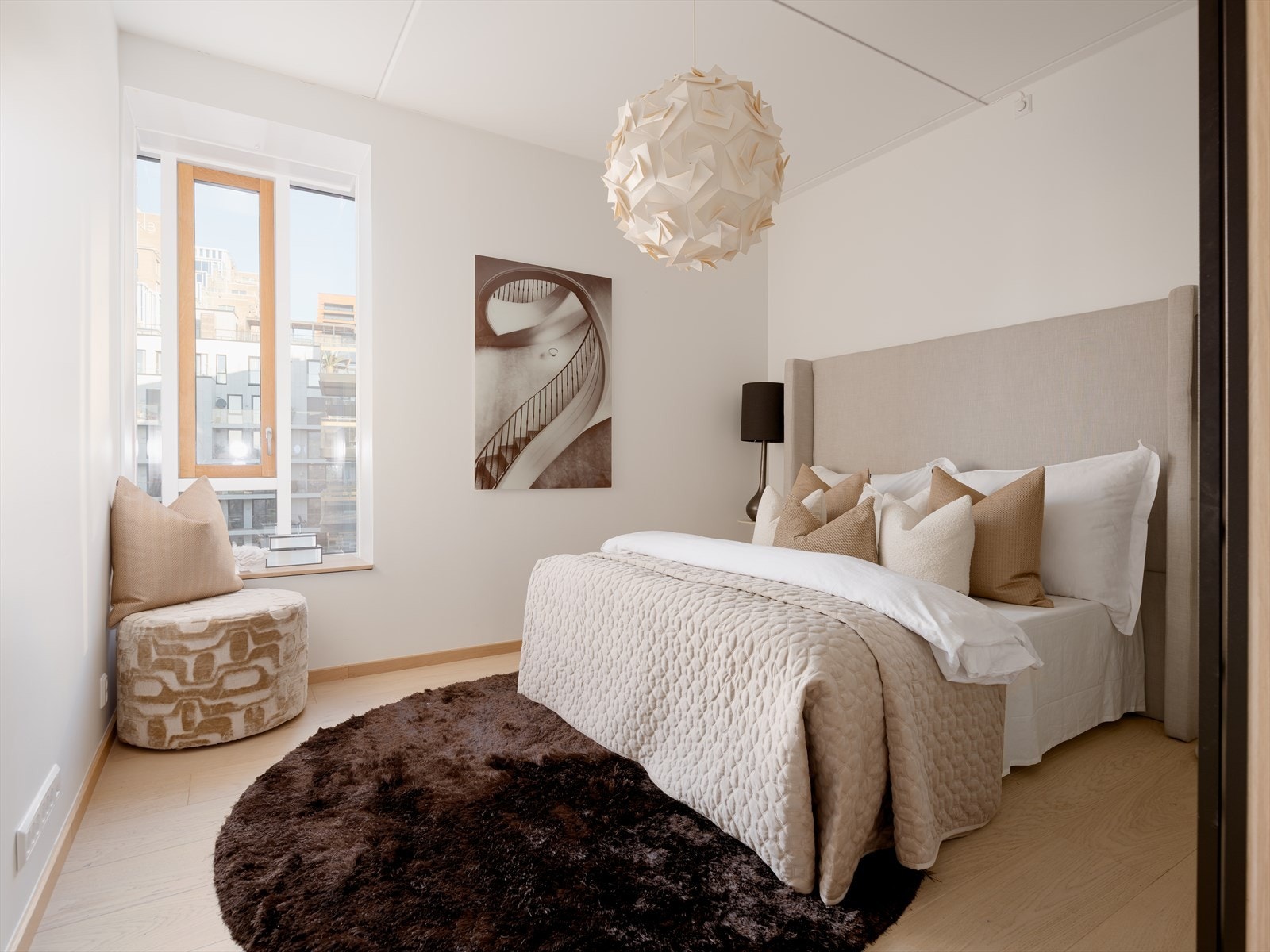 Det er tre soverom i boligen, hvor hovedsoverommet utmerker seg med god størrelse og plass til dobbeltseng og nattbord. Galleribilde