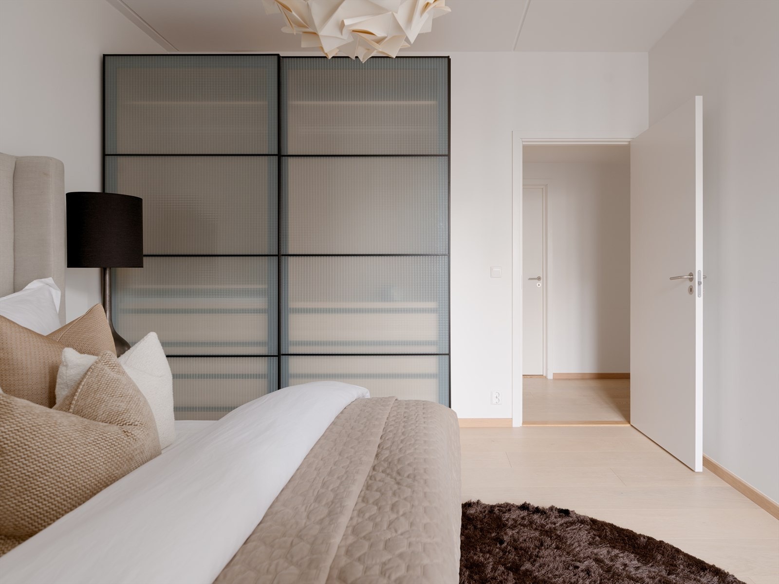 Romslig garderobeskap gir effektiv og ryddig klesoppbevaring Galleribilde