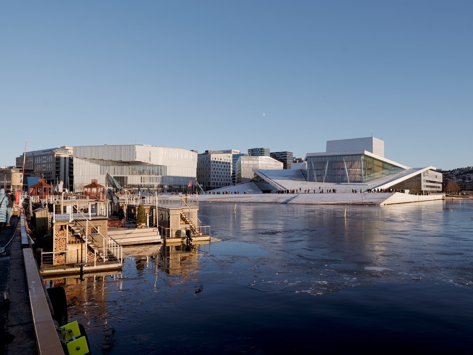 Nabolaget byr på et stort utvalg av moderne badstuer og tilrettelagt helårs bading, noe som gir en unik kombinasjon av velvære og sjøliv midt i byen. Galleribilde