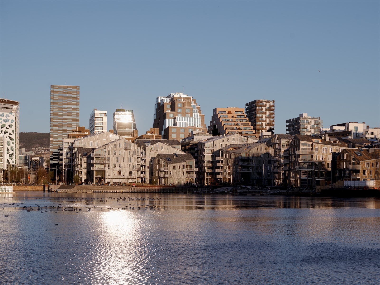 Vannkunsten har en unik beliggenhet i Oslobukta mellom Sørengkaia og Barcode, med kort vei til det beste byen har å by på. Galleribilde