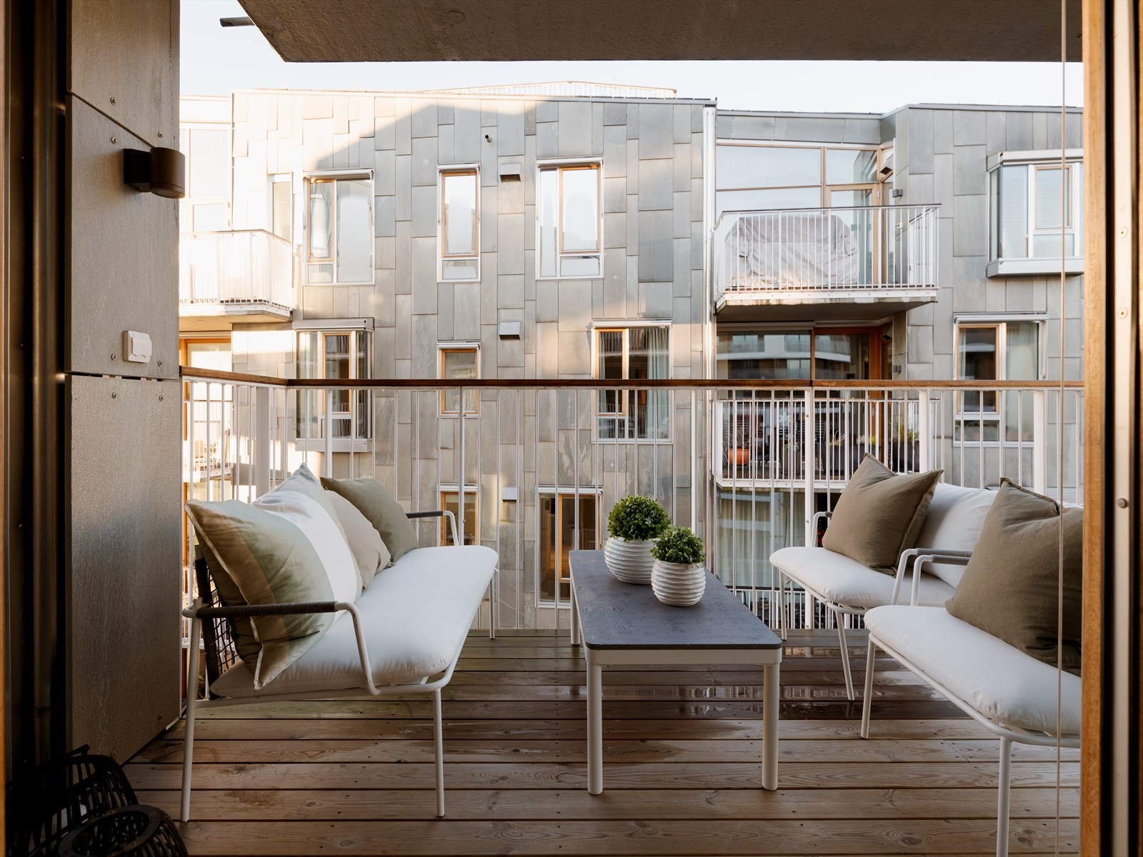 Balkongen har god plass til loungemøbler og grill. Galleribilde