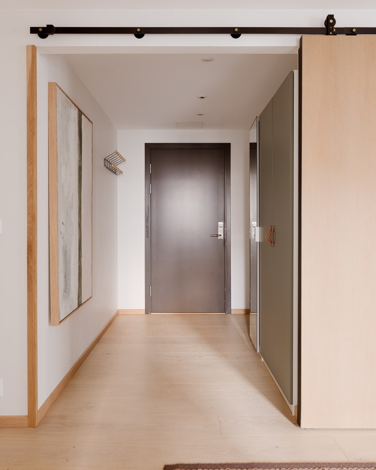 Lys og romslig entré med garderobeskap og plass til barnevogn og skotøy Galleribilde