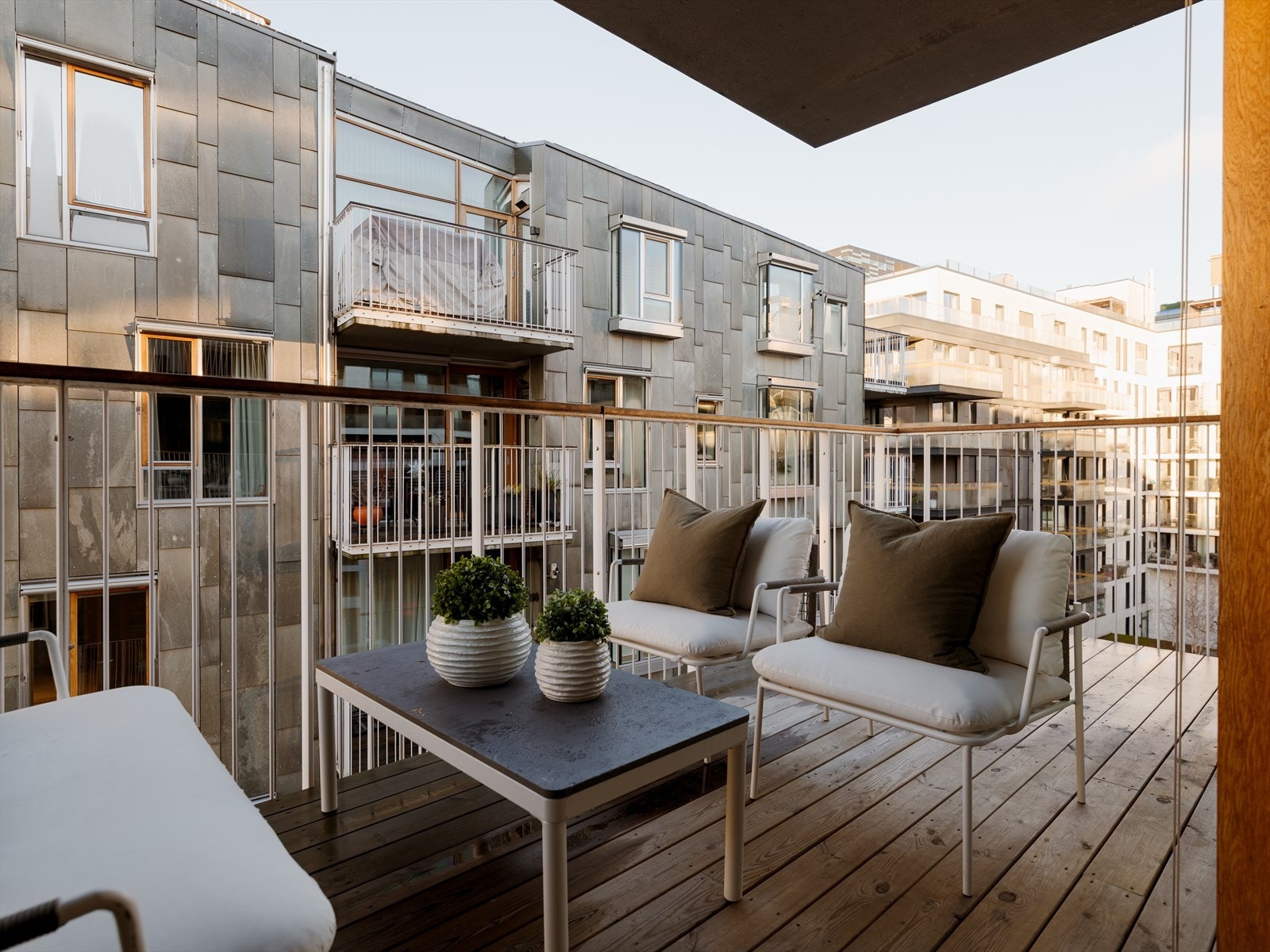 En romslig 12 kvm balkong vendt mot nordvest, perfekt plassert for å nyte solfylte ettermiddager i sommermånedene. Galleribilde