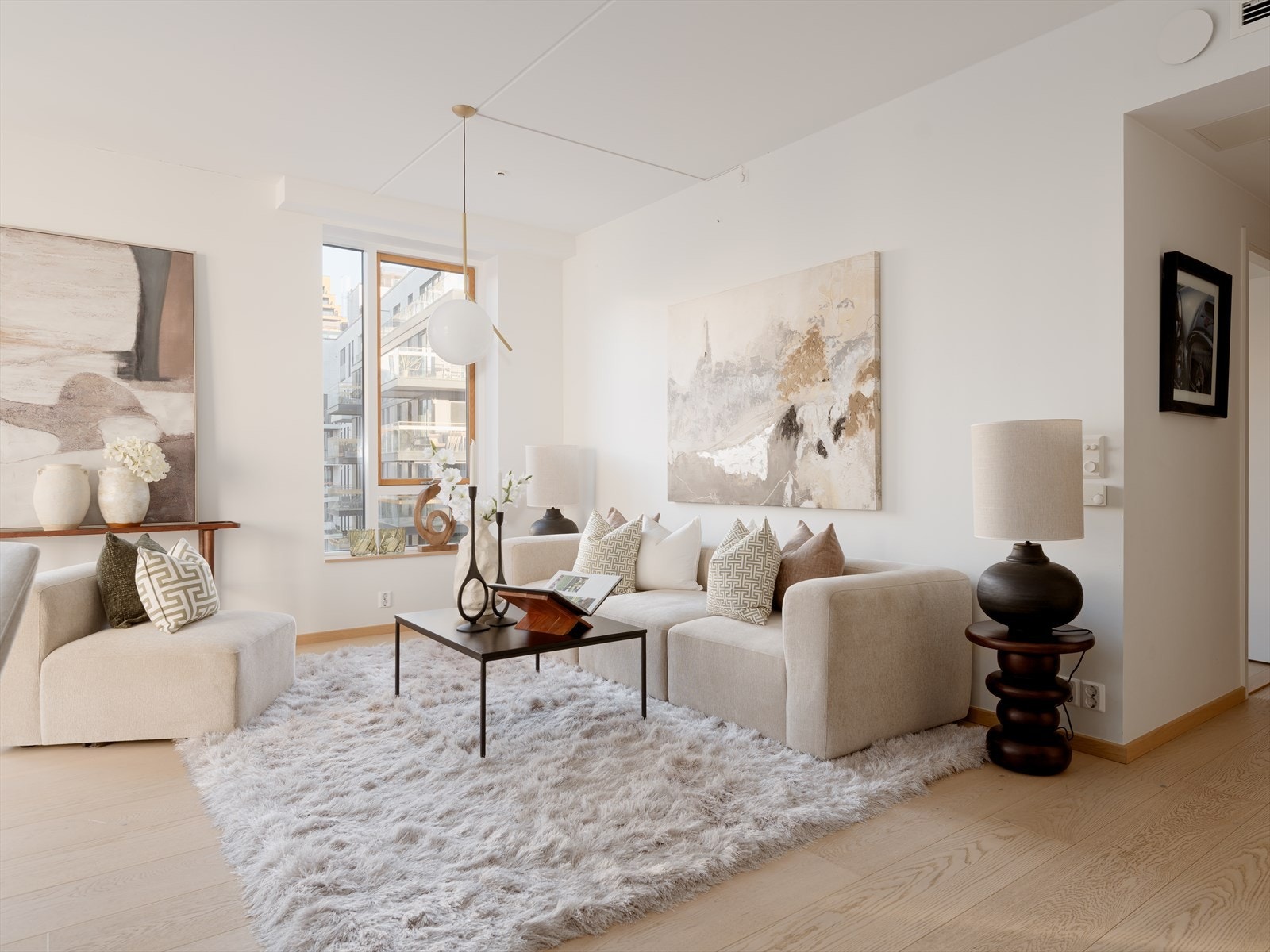 Med 270 cm takhøyde og generøse vindusflater fremstår rommet lyst, luftig og svært innbydende. Galleribilde