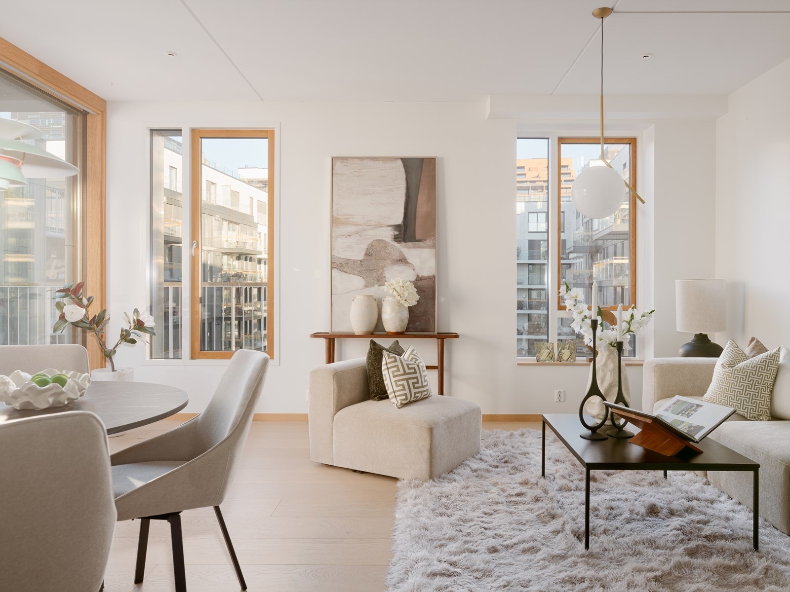 Leiligheten har en åpen stue- og kjøkkenløsning som skaper en sosial atmosfære. Galleribilde