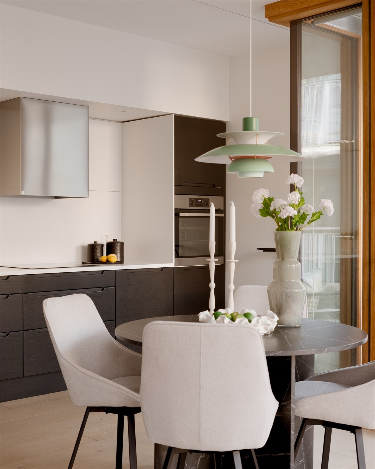 Kjølkenet er utstyrt med komfyrvakt og waterguard og har mekanisk avtrekk. Galleribilde