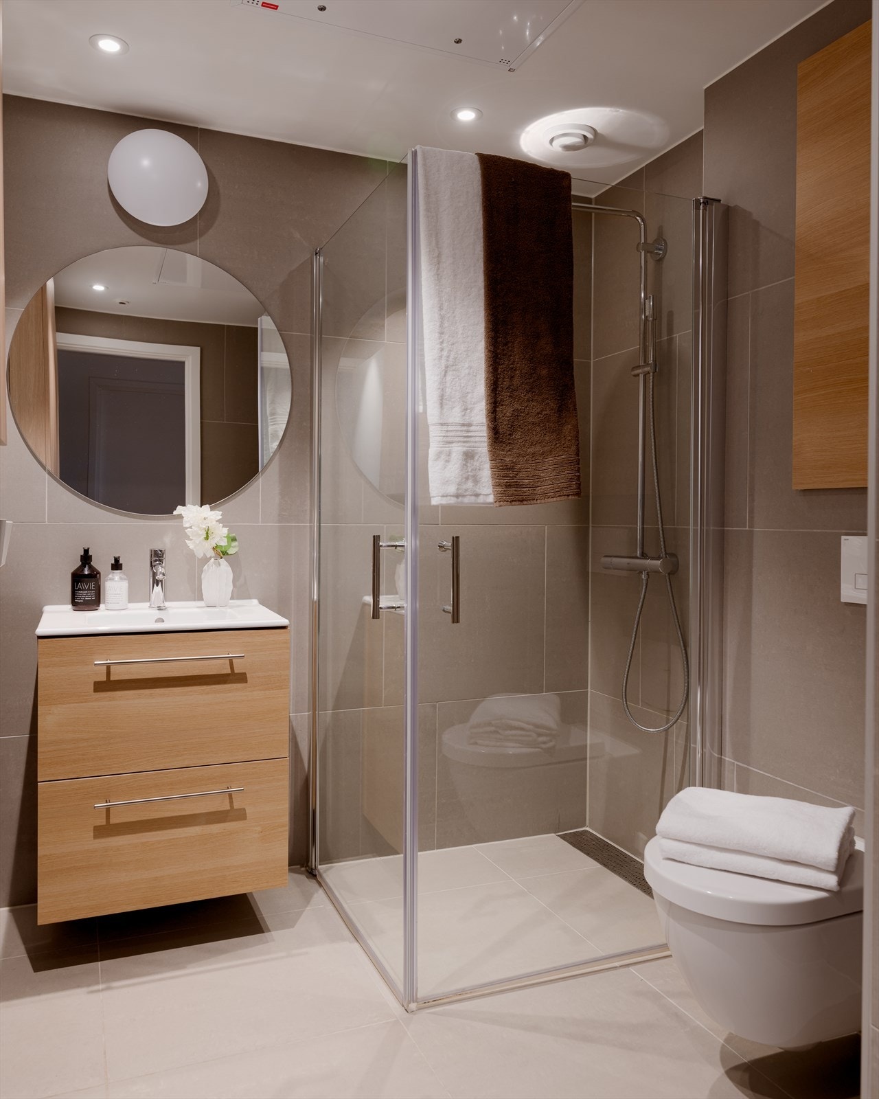 Badet er praktisk utformet med en egen nisje til vaskemaskin og tørketrommel. Galleribilde