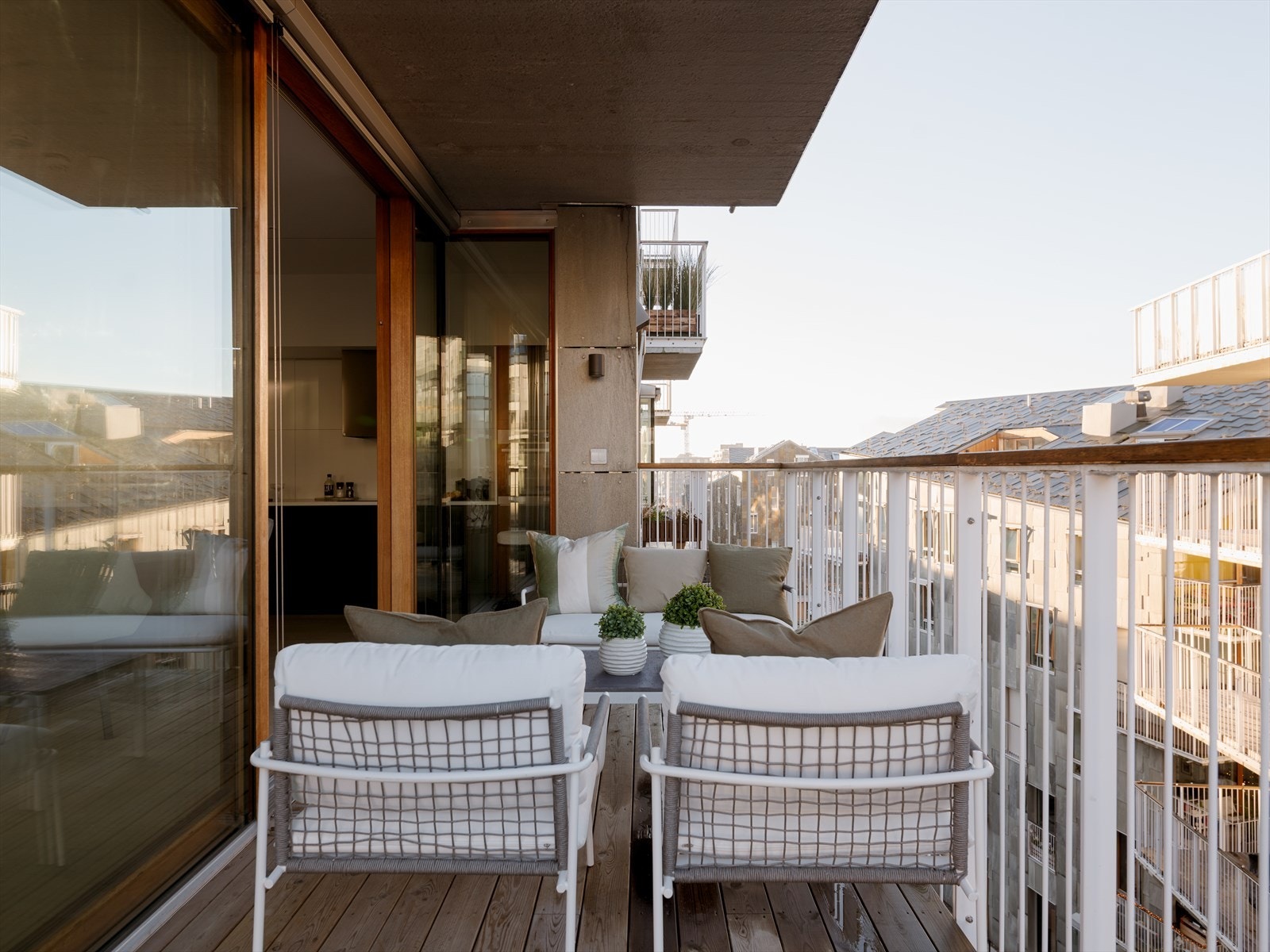 I sommerhalvåret får hoveddelen av balkongen sol fra midt på dagen til tidlig kveld. Galleribilde