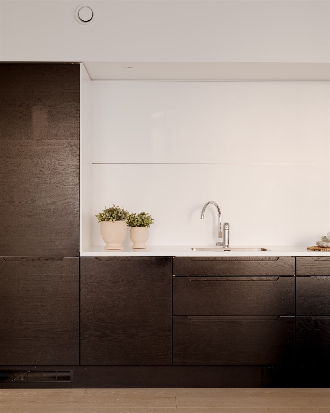 Underlimt vask på kjøkkenet. Galleribilde