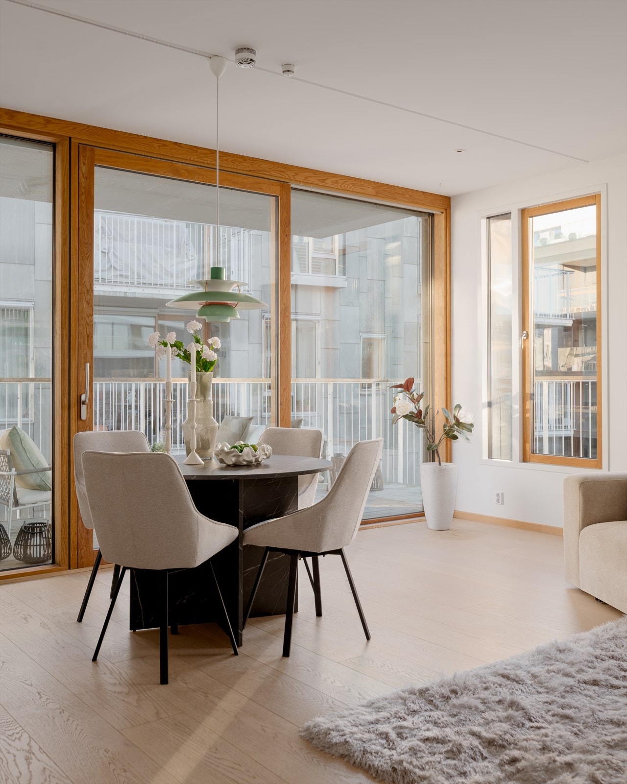 På vindusrekken mot balkongen er det montert elektrisk solskjerming. Galleribilde