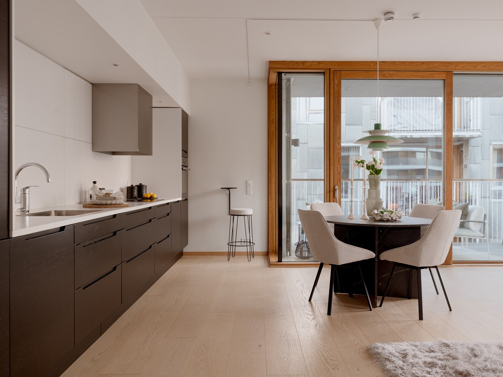 På vindusrekken mot balkongen er det montert elektrisk solskjerming. Galleribilde