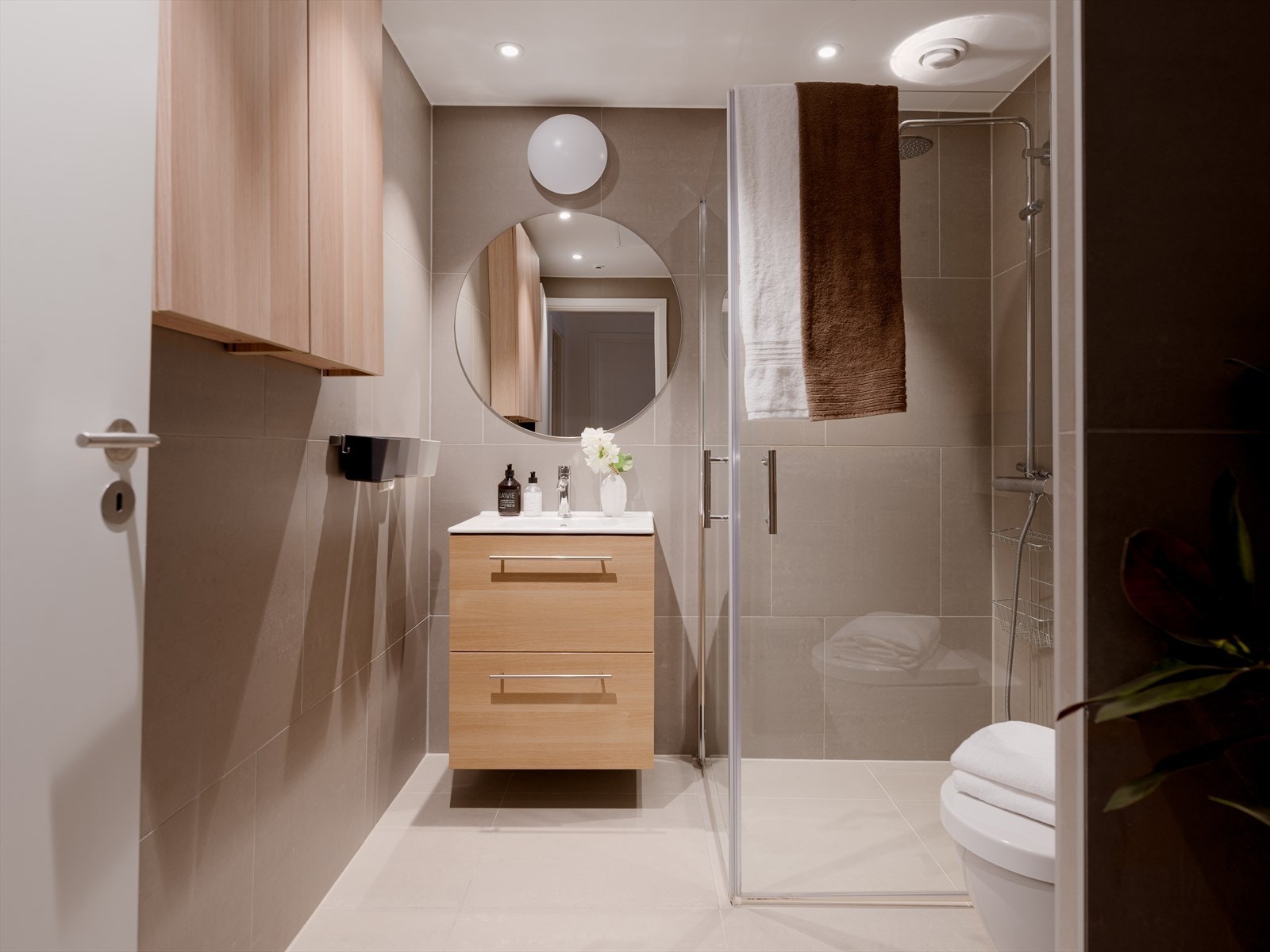 Et lekkert og gjennomført baderom med vannbåren gulvvarme Galleribilde