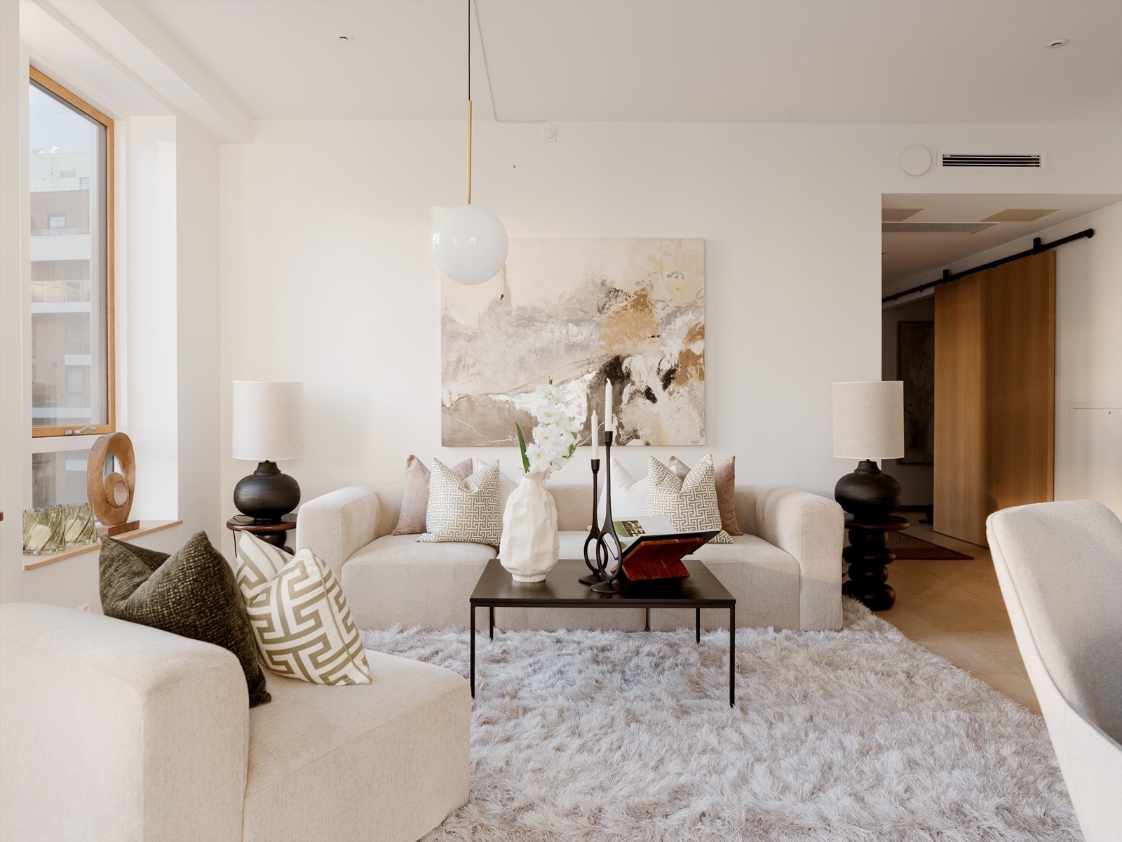 Stuen har en praktisk planløsning som er enkel å møblere, med plass til sofagruppe, spisebord og TV-løsning. Galleribilde