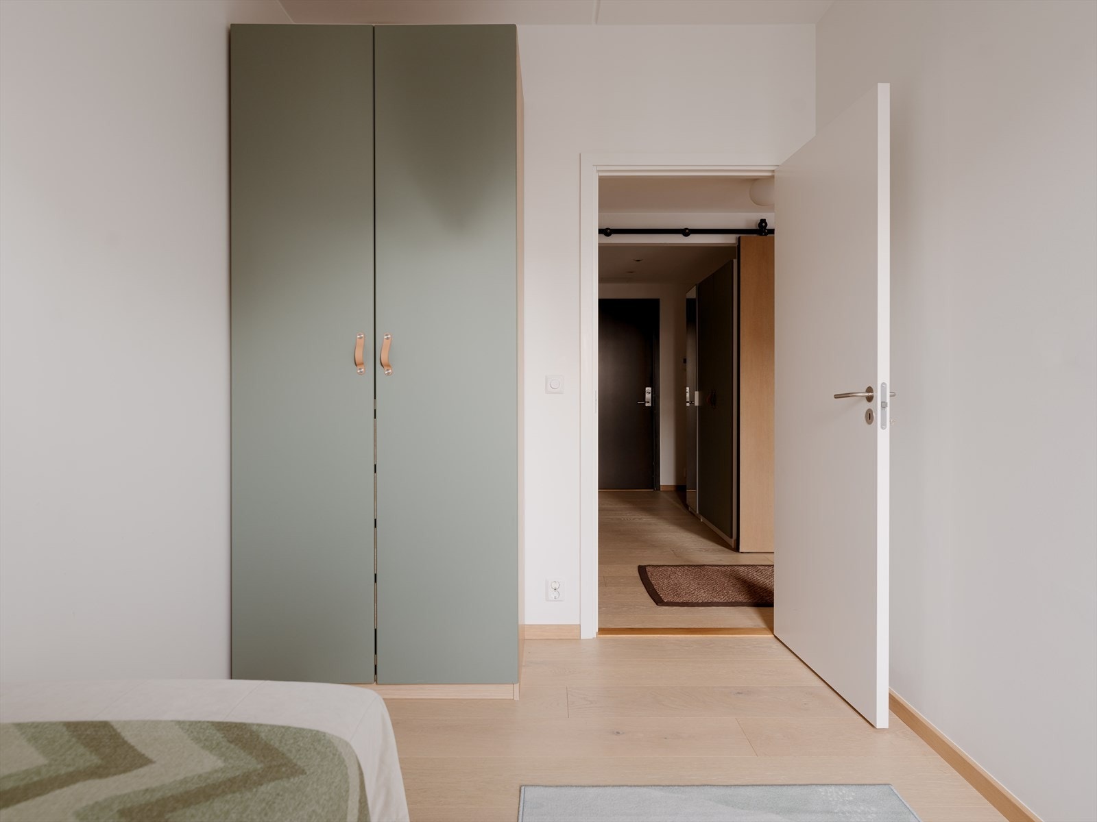 Det er montert garderobe som medfølger på alle tre soverommene. Galleribilde