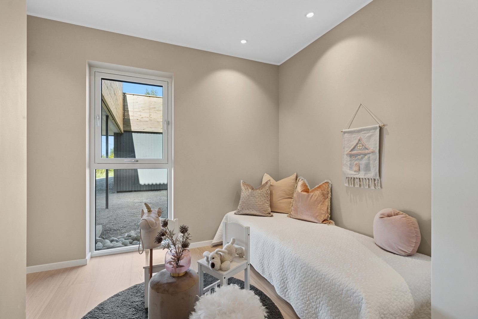 Soverom 2 og 3 er utstyrt med 1 meter brede garderobeskap Galleribilde