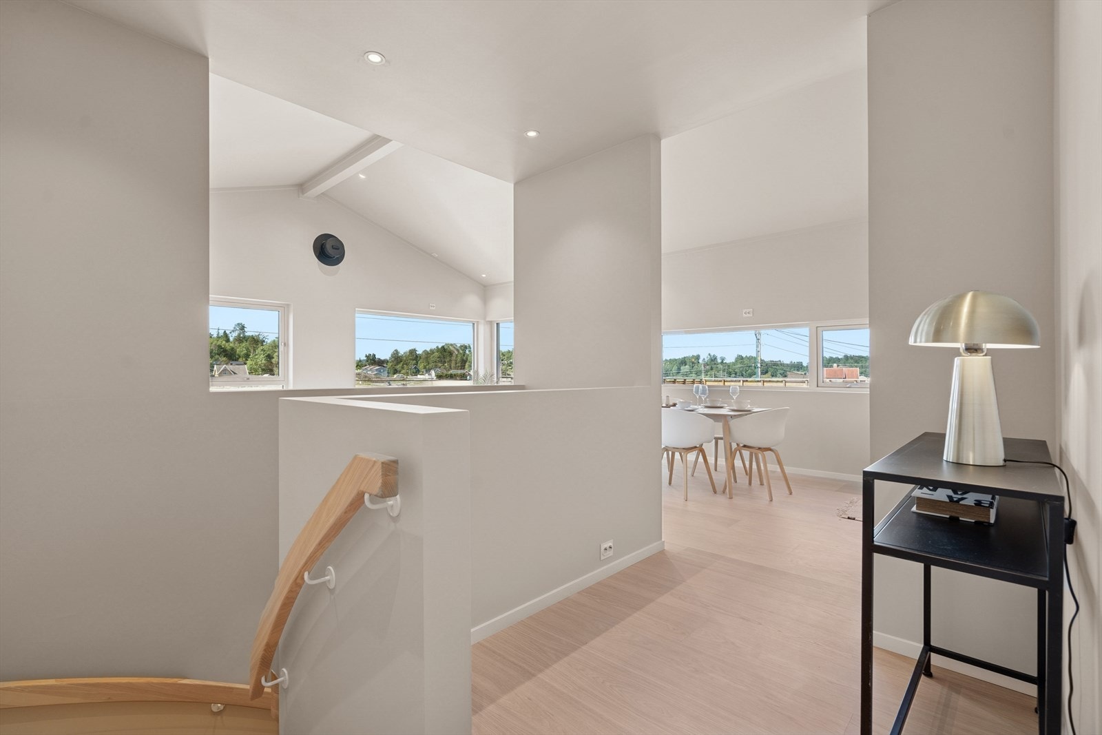 Åpen og lys oppgang til hovedetasjen Galleribilde