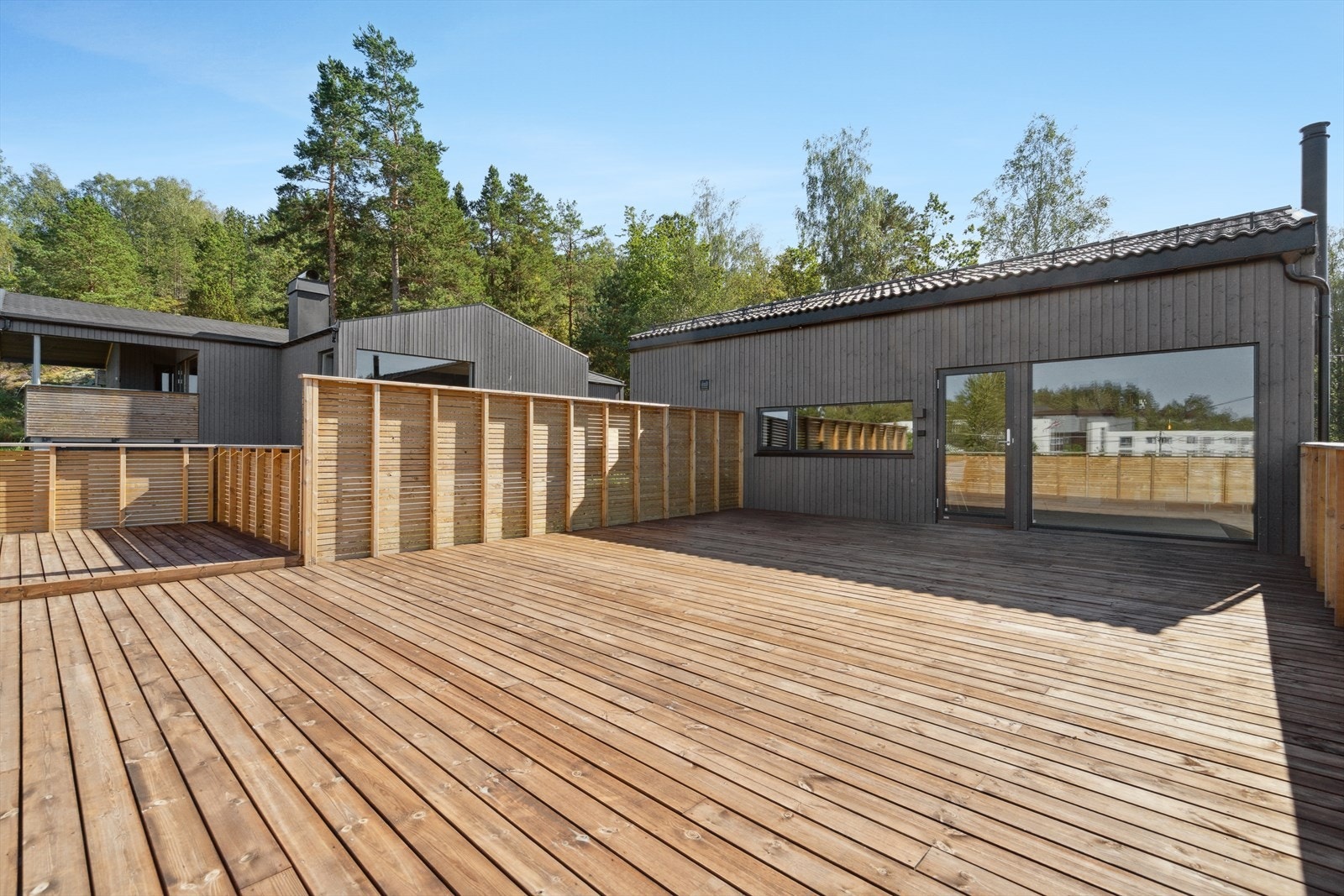 Terrassen utenfor stuen i hovedetasjen har sen ligger mot vest med sol hele dagen til sent på kveld Galleribilde