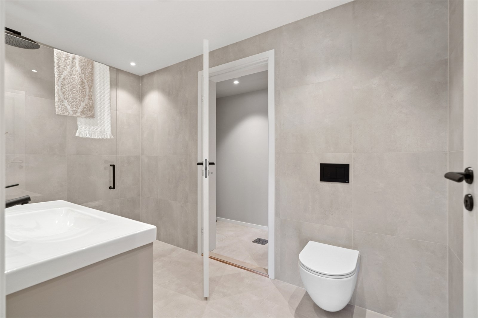 Baderommet i 1. etasje med inngang til teknisk rom / vaskerom som ligger innenfor Galleribilde