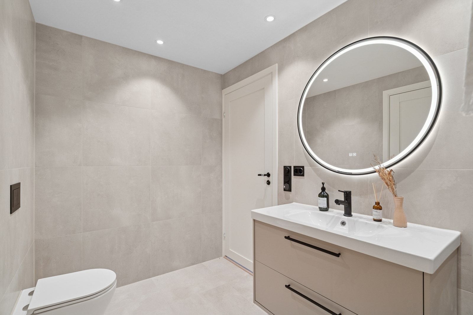 Det runde speilet med integrert belysning gir perfekt lys for daglig pleie og gir rommet en elegant touch Galleribilde