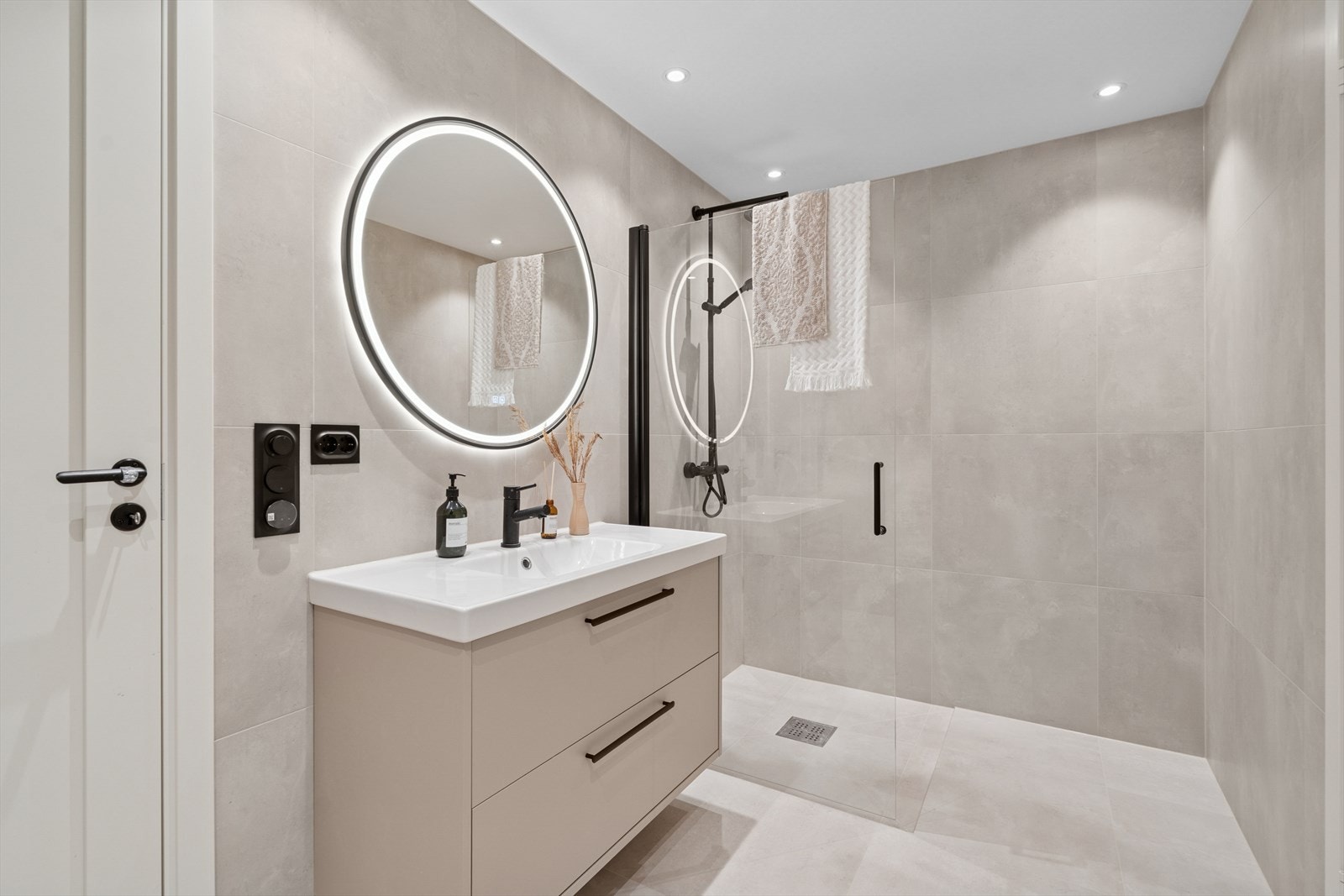 Baderommet i 1 etasje er gjennomført i samme flotte stil som baderommet i 2. etasje. etasje Galleribilde