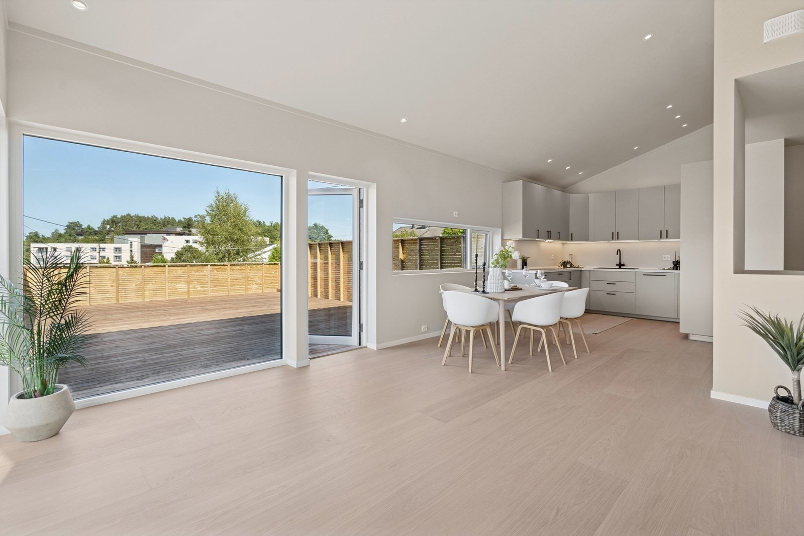 Denne ekstra takhøyden skaper en fantastisk romfølelse, og de store vindusflatene slipper inn rikelig med naturlig lys. Galleribilde