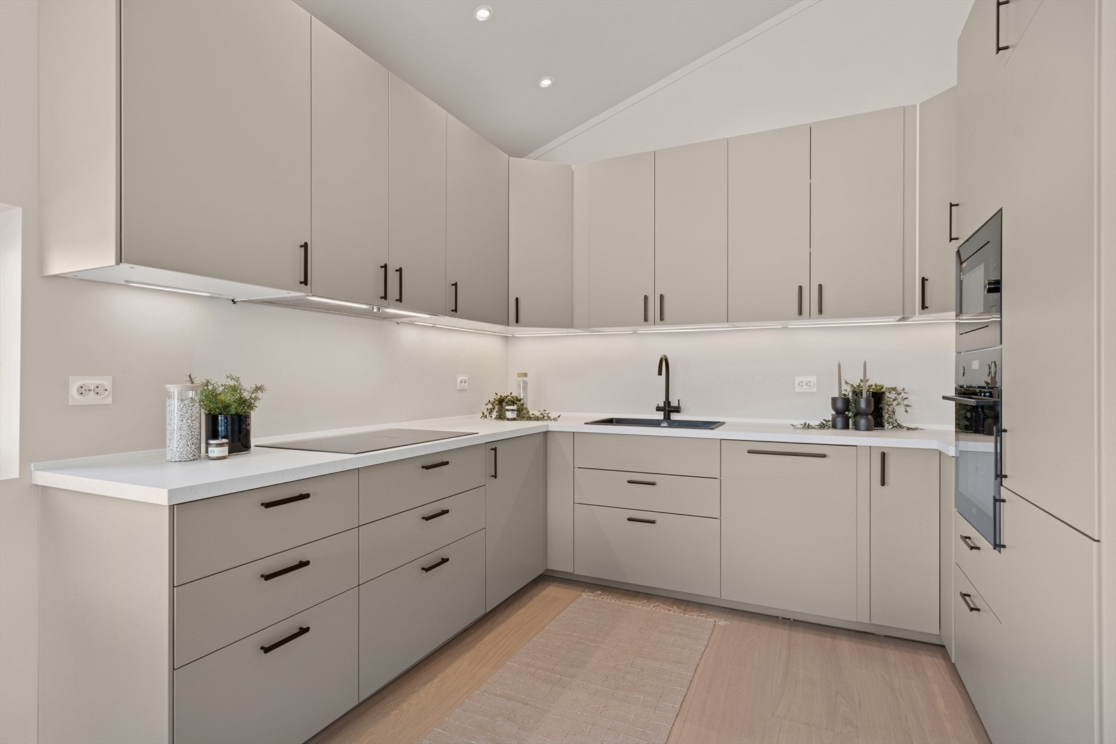 Hvitevarer på kjøkken er levert av AEG. Det kan bl.a nevnes AEG induksjons koketopp på 80 cm, som gir presis varme og rask matlaging. Galleribilde