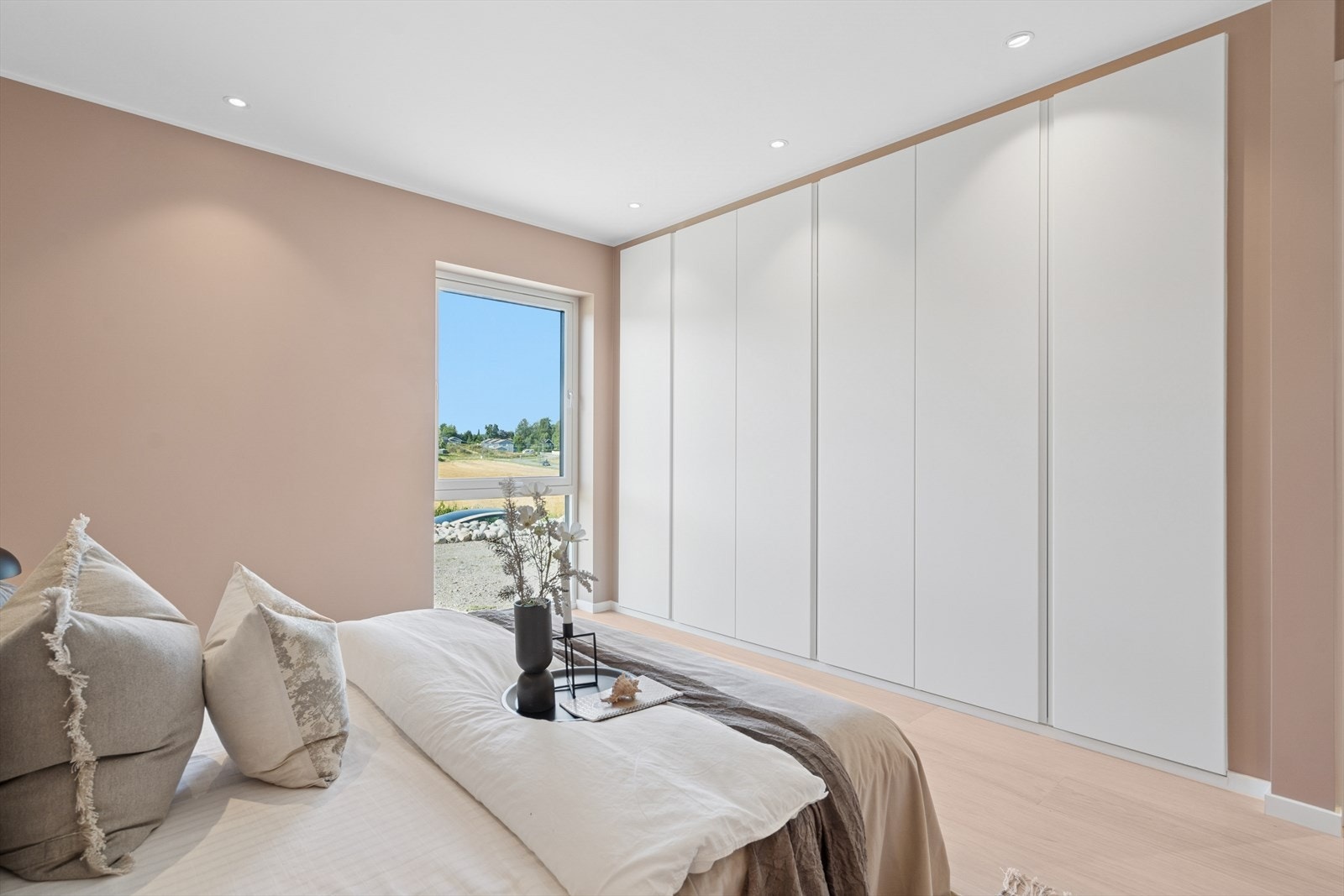 Hovedsoverommet har et flott 3 meter bredt garderobeskap Galleribilde