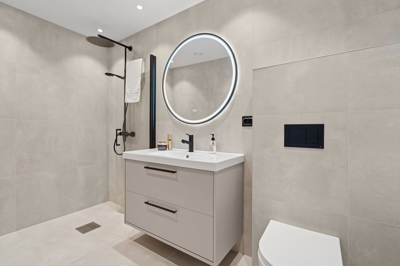 Inne på badet i 2. etasje blir du møtt av et gulv med flotte fliser og varmekabler som gir en behagelig varme Galleribilde