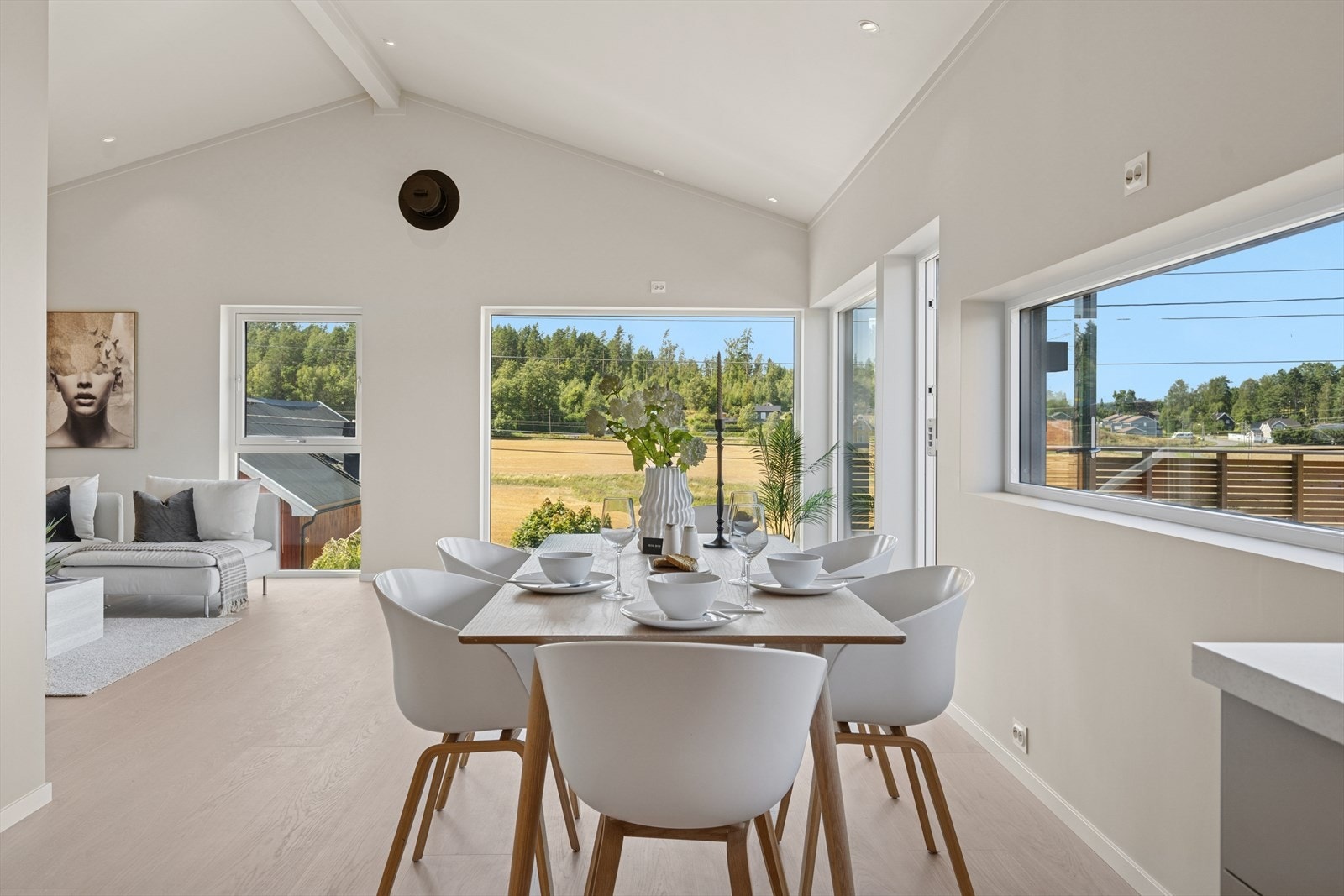 Stue med imponerende høye innvendige himlingene som gir hjemmet et unikt særpreg Galleribilde