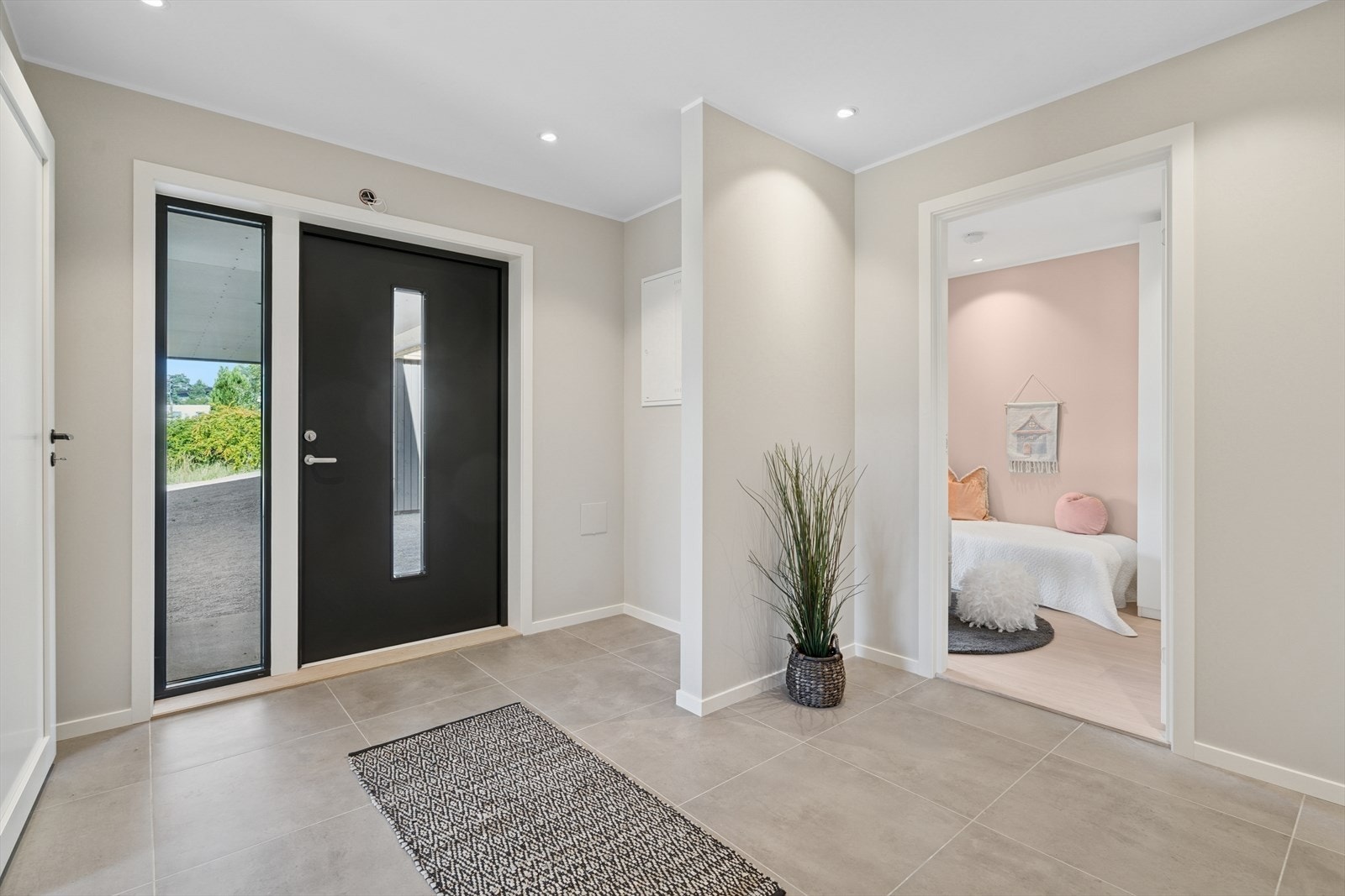 Når du trer inn i denne nyoppførte boligen, blir du møtt av et elegant flislagt gulv med varmekabler som gir en behagelig varme under føttene Galleribilde