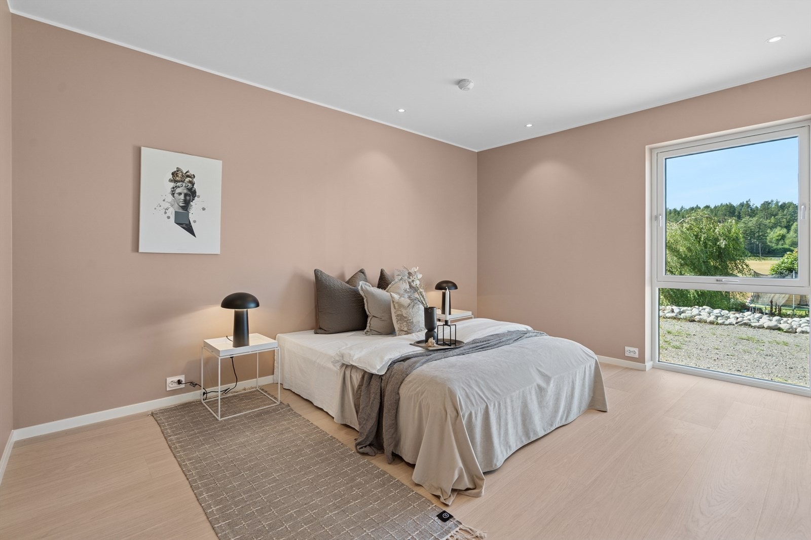 Boligen har tre romslige soverom som gir god plass til hele familien. Galleribilde