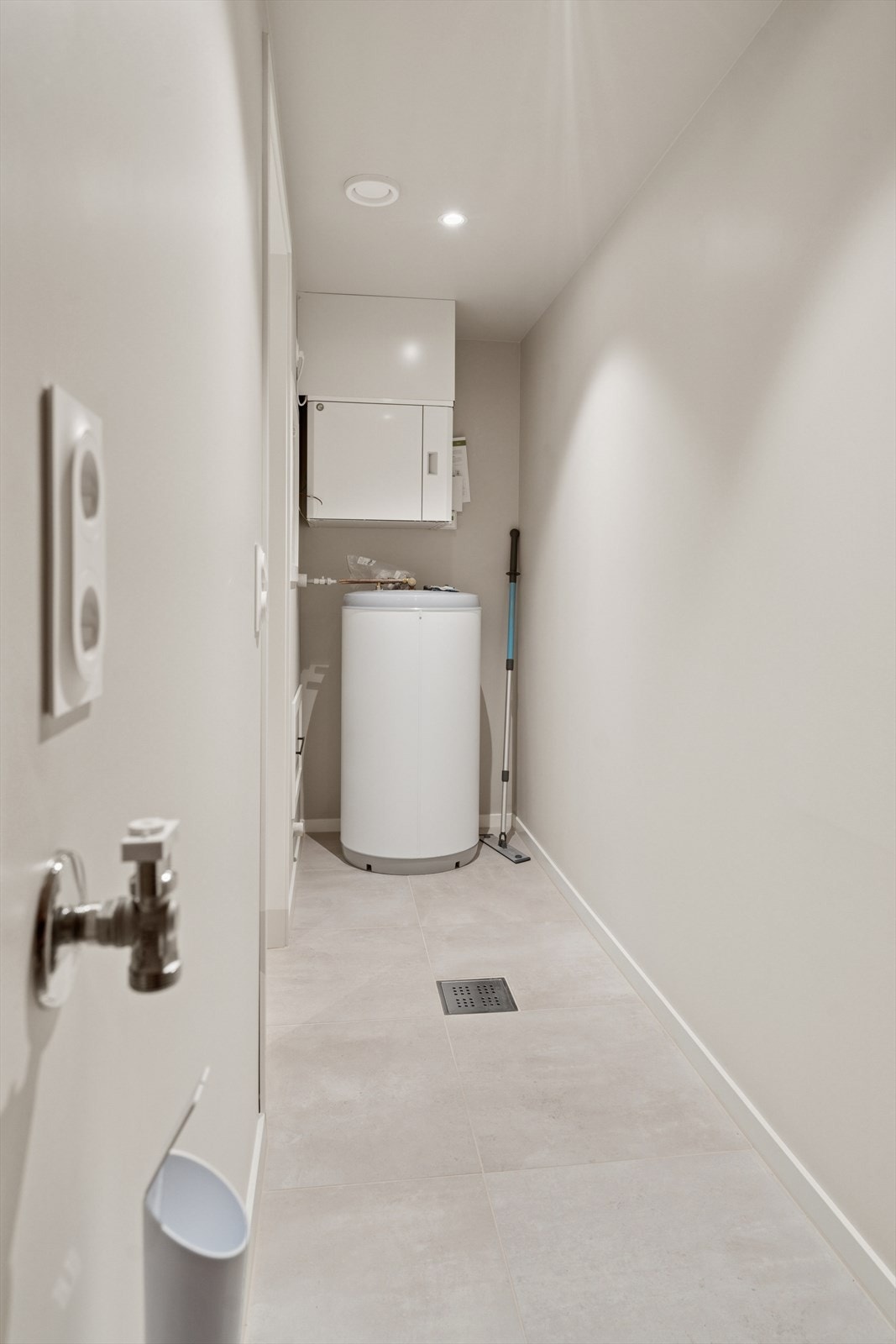 Teknisk rom / vaskerom som ligger innenfor baderommet i 1. etasje. Galleribilde