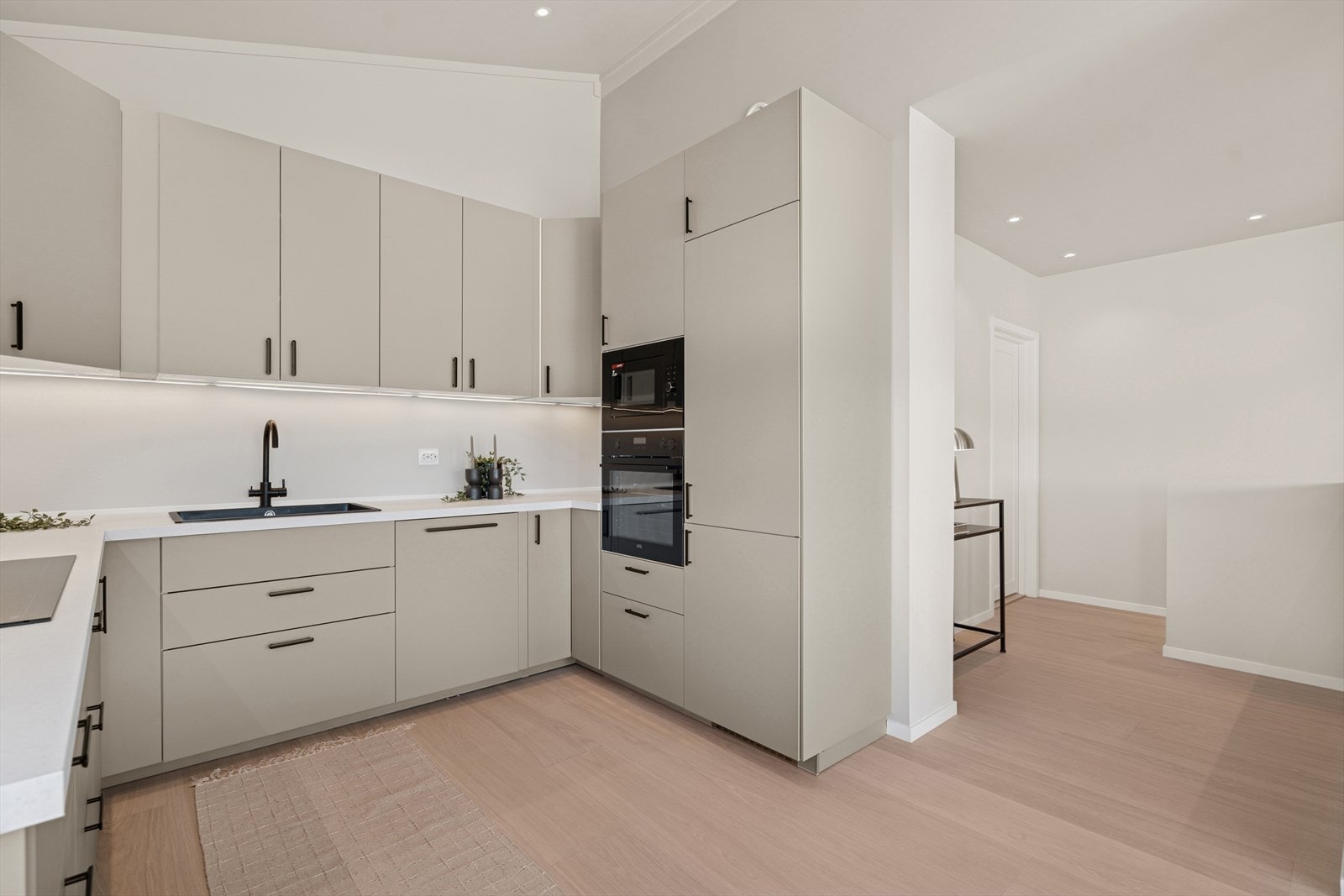 Kjøkkenet er innredet med moderne løsninger og har en stilfull beige farge fra IKEA. Integrerte hvitevarer fra AEG. Galleribilde