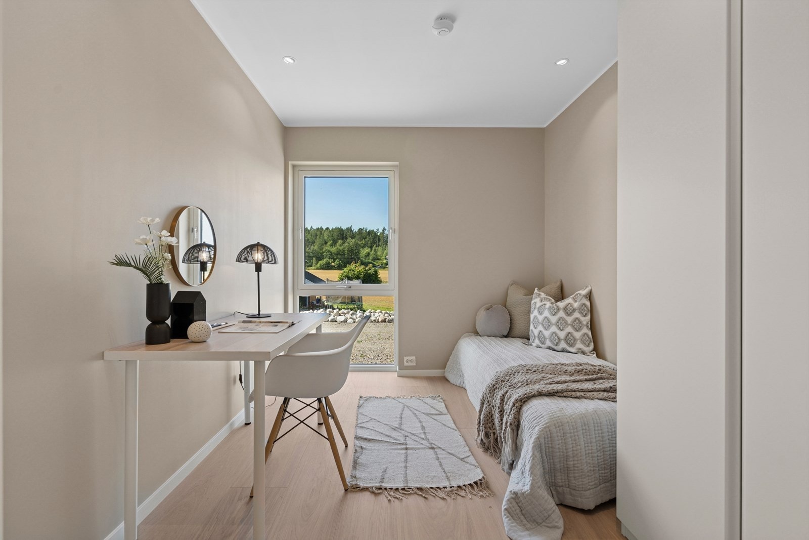 Soverom 2 og 3 er utstyrt med 1 meter brede garderobeskap Galleribilde