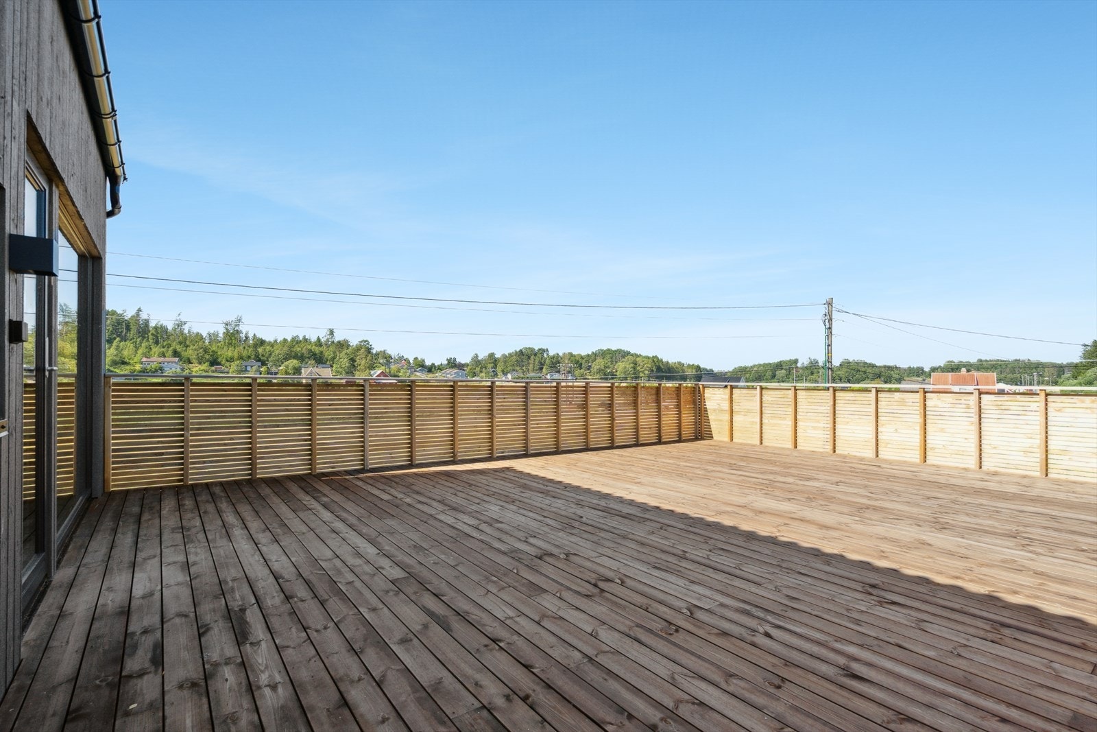 Terrasse i Royalimpregnert utførelse. Rekkverk i spiler og søyler med impregnert utførelse. Galleribilde