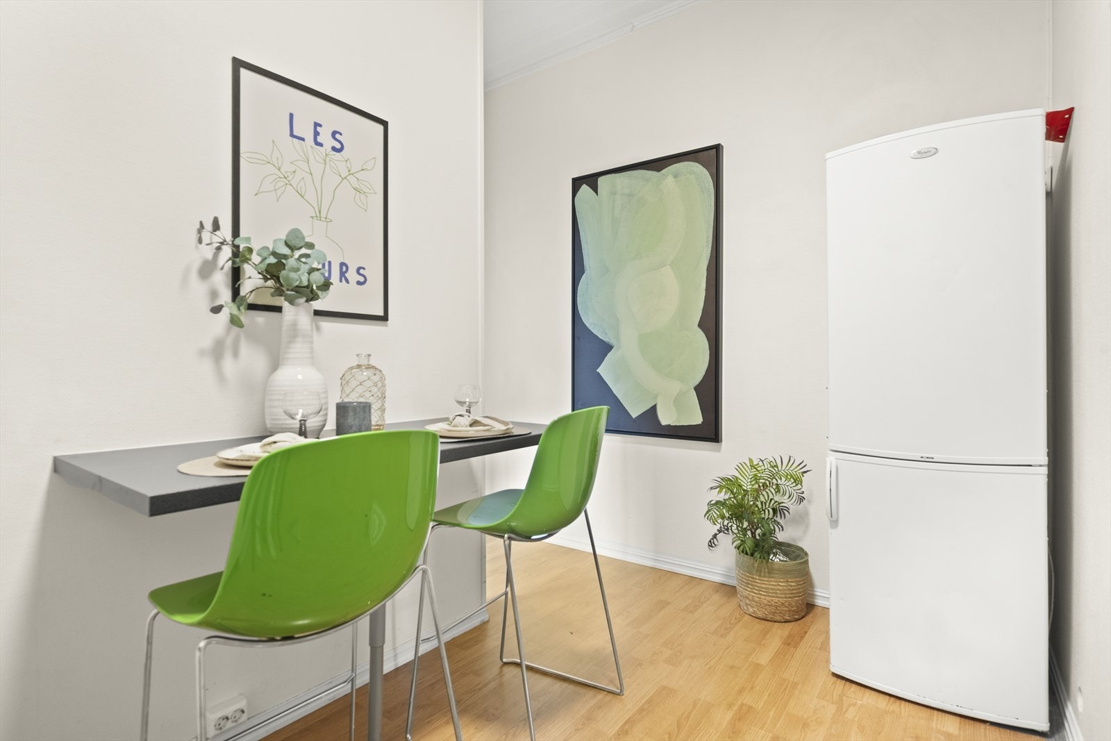 På kjøkkenet er det plass til spisebord. Galleribilde