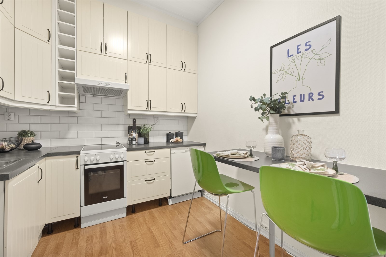 Kjøkkeninnredning med profilerte fronter, fliser på vegg over kjøkkenbenken og benkeplate i laminat. Nedfelt oppvaskkum og ettgreps blandebatteri. Galleribilde