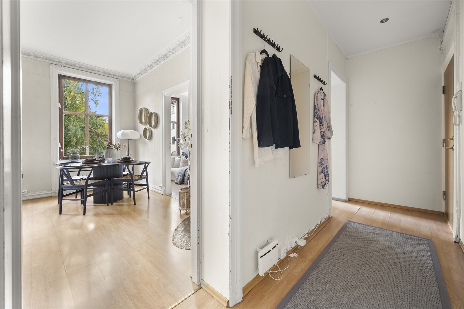 I gangen er det god plass til vegghengte knagger og skohylle for oppbevaring av yttertøy. Galleribilde