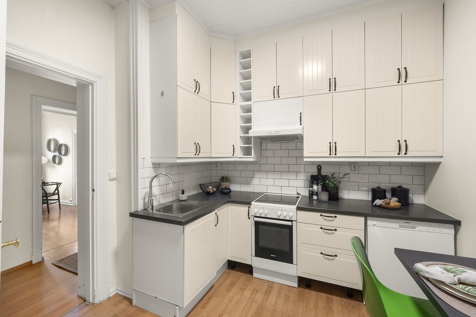 Kjøkkenet er utstyrt med frittstående hvitevarer med komfyr, smal oppvaskmaskin og kjøl/frys. Ventilator over stekesonen. Galleribilde