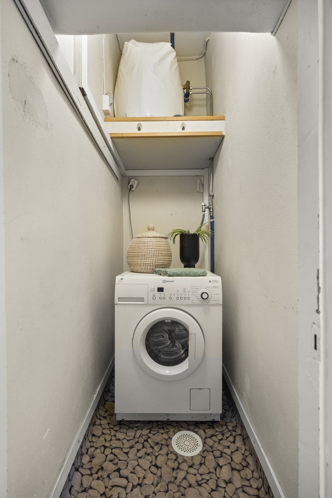 Praktisk vaskerom med adkomst fra gangen. Galleribilde