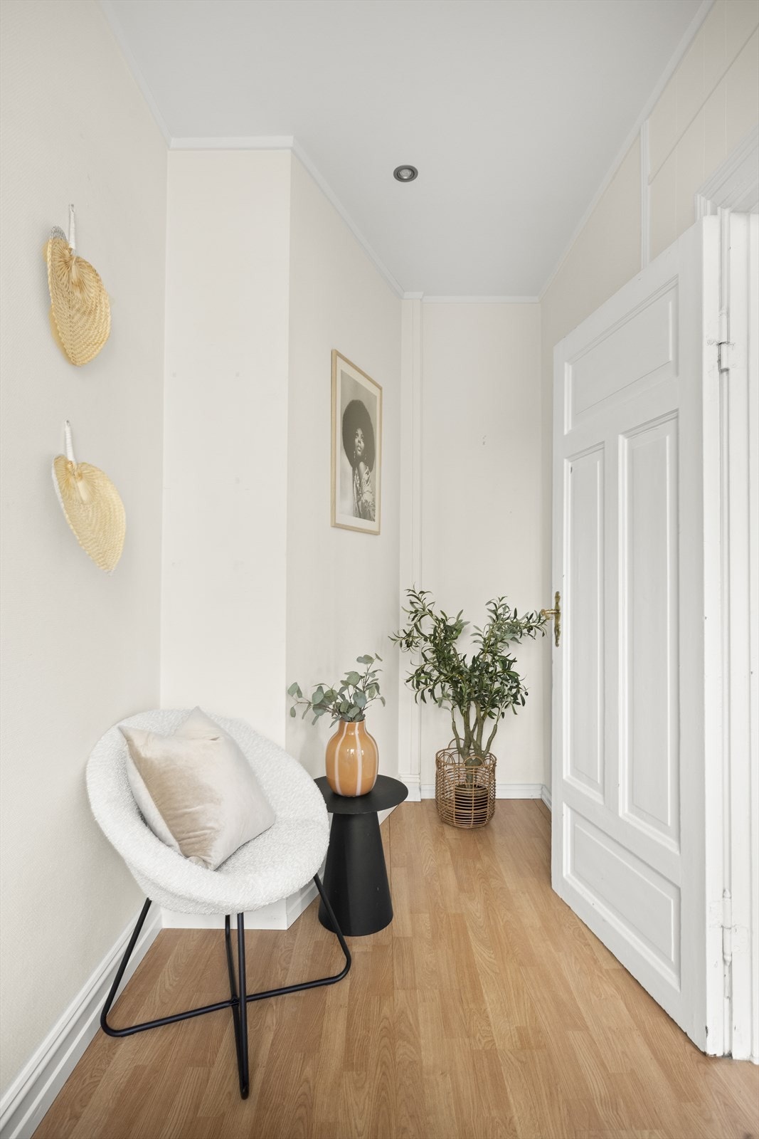 Her er det god plass til seng, nattbord og skap/kommode. Galleribilde