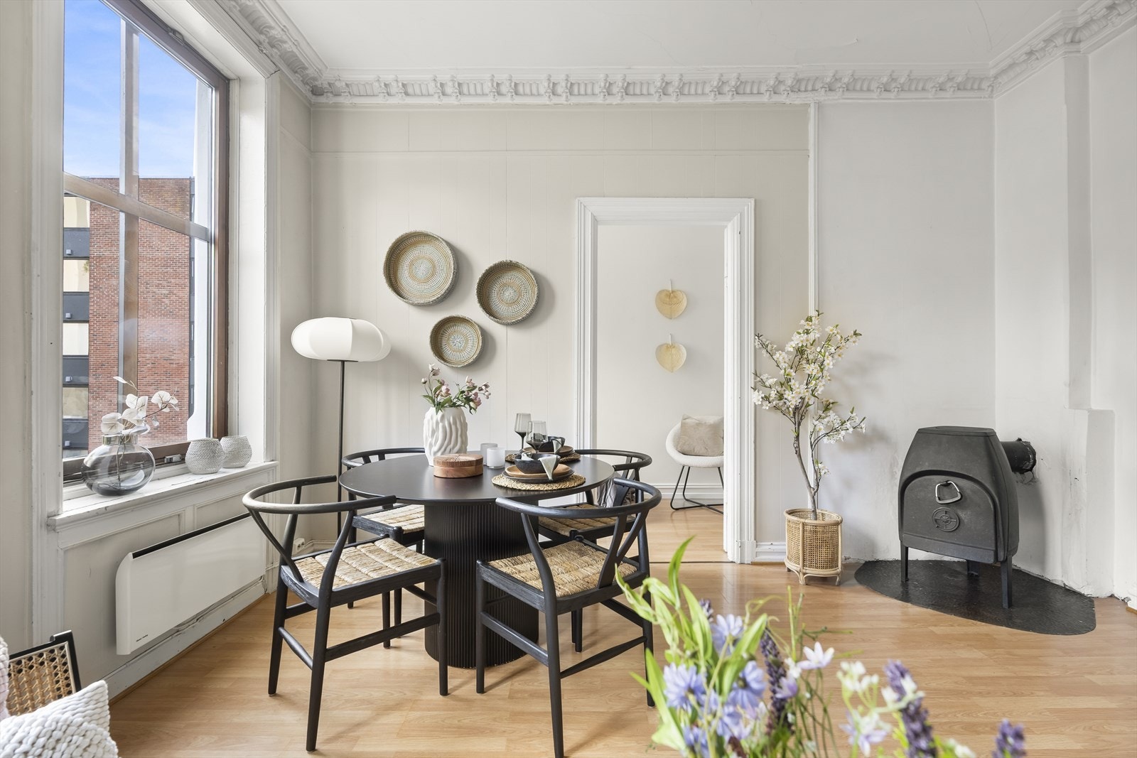 Stuen har to store vindusflater som sikrer godt innslipp av naturlig lys. Galleribilde