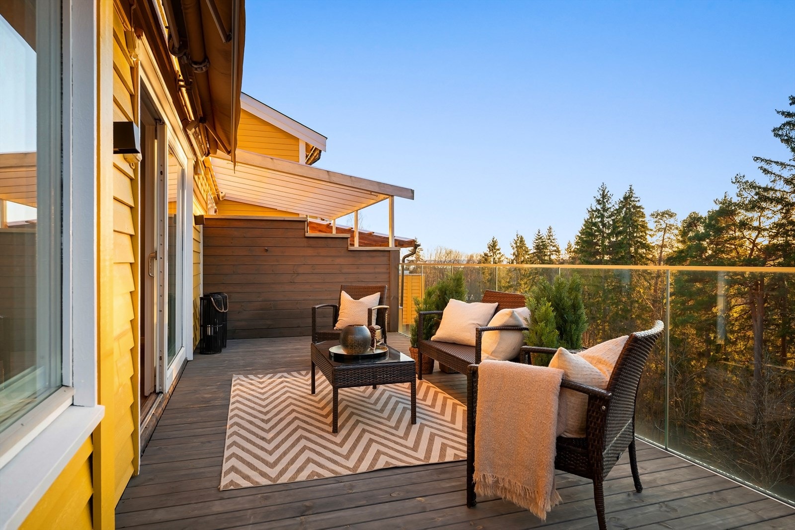 Solrik terrasse med markise Galleribilde