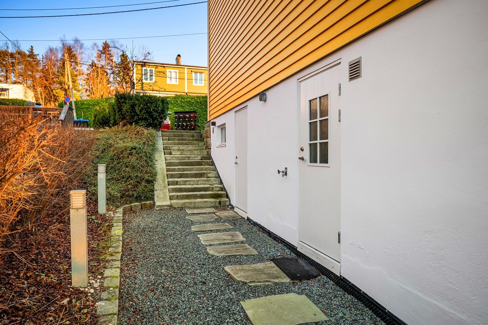 Egen inngang til u.etg. Galleribilde